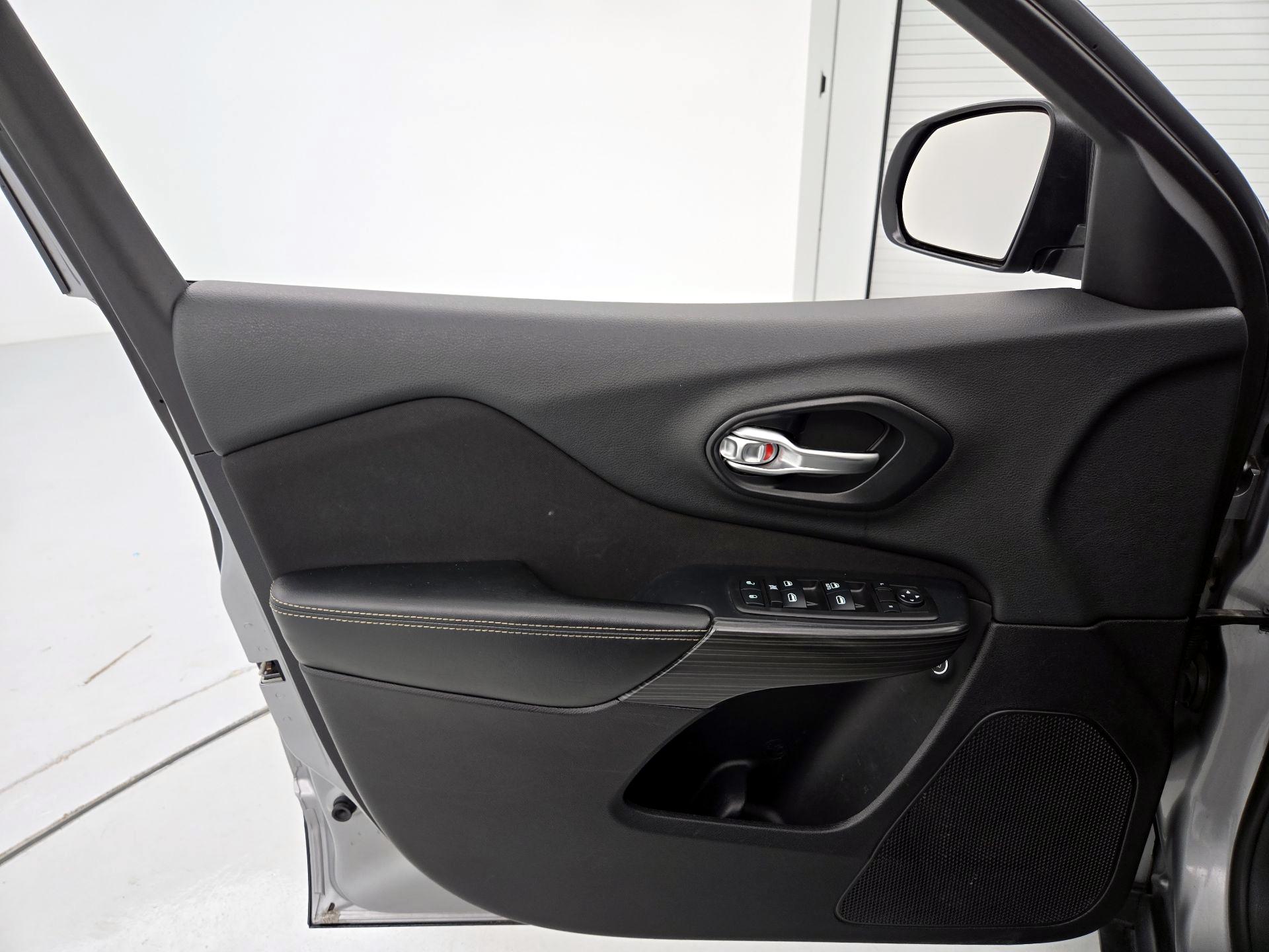 Thumbnail: 2016 Jeep Cherokee - 12
