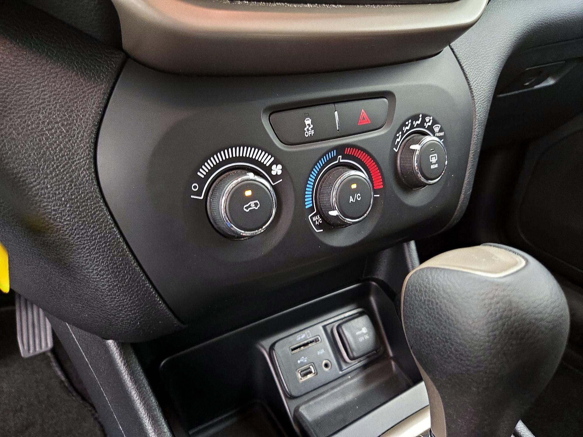 Thumbnail: 2016 Jeep Cherokee - 16