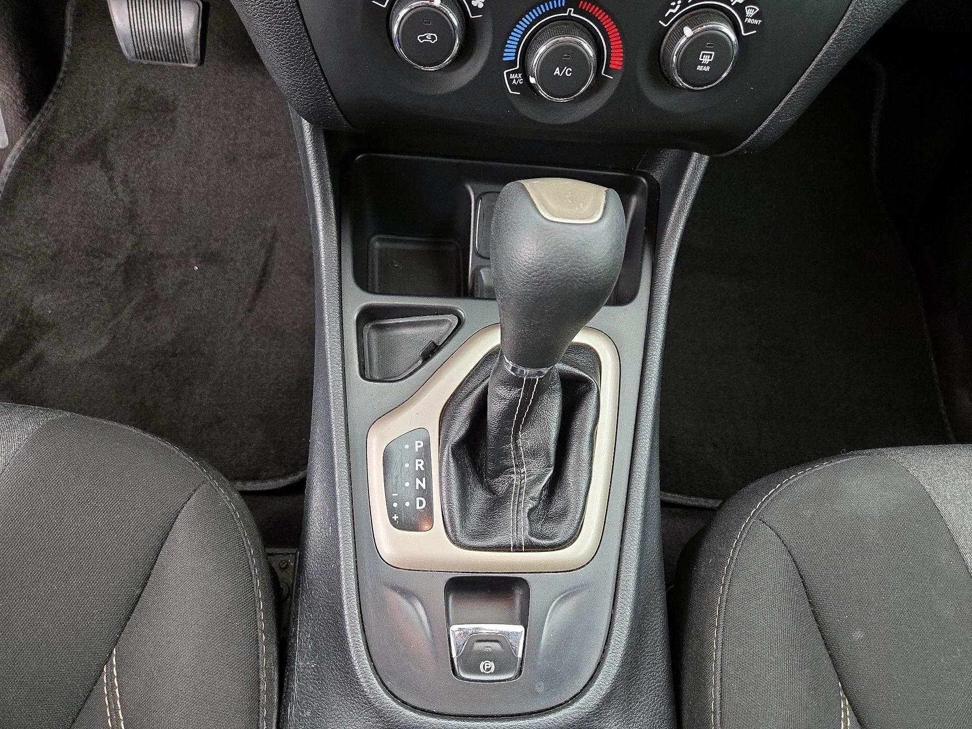 Thumbnail: 2016 Jeep Cherokee - 17
