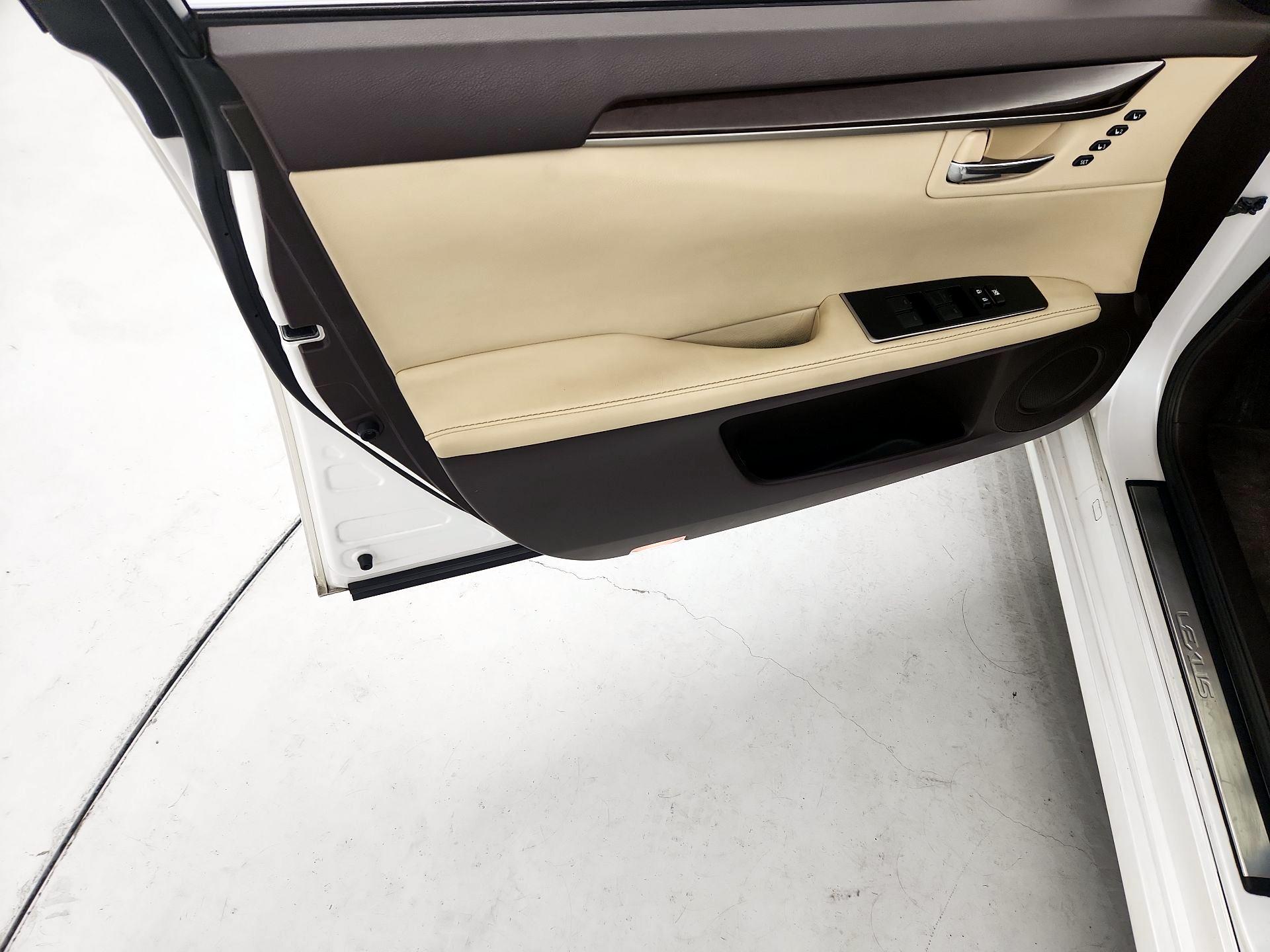 Thumbnail: 2016 Lexus ES - 12