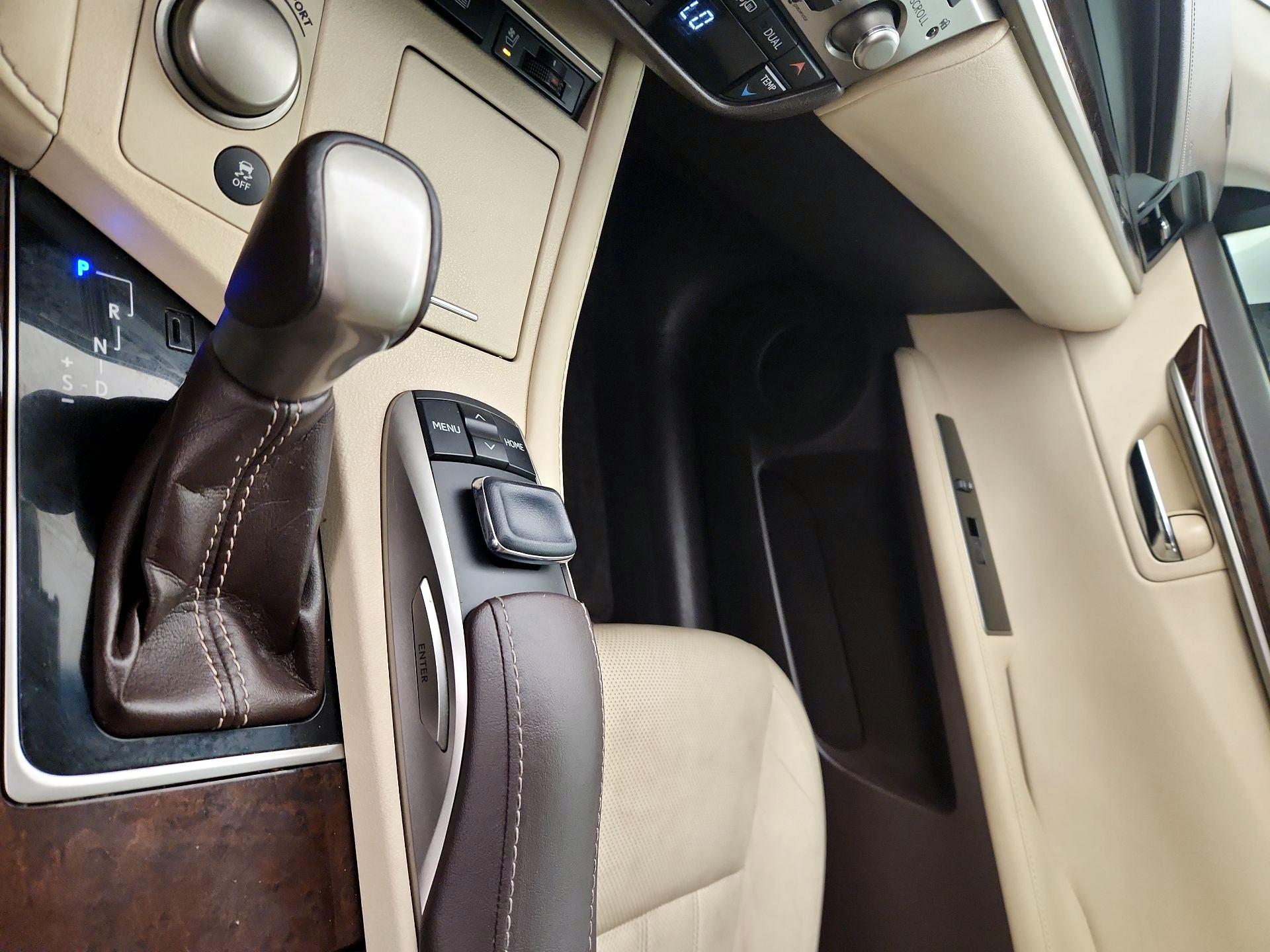 Thumbnail: 2016 Lexus ES - 18