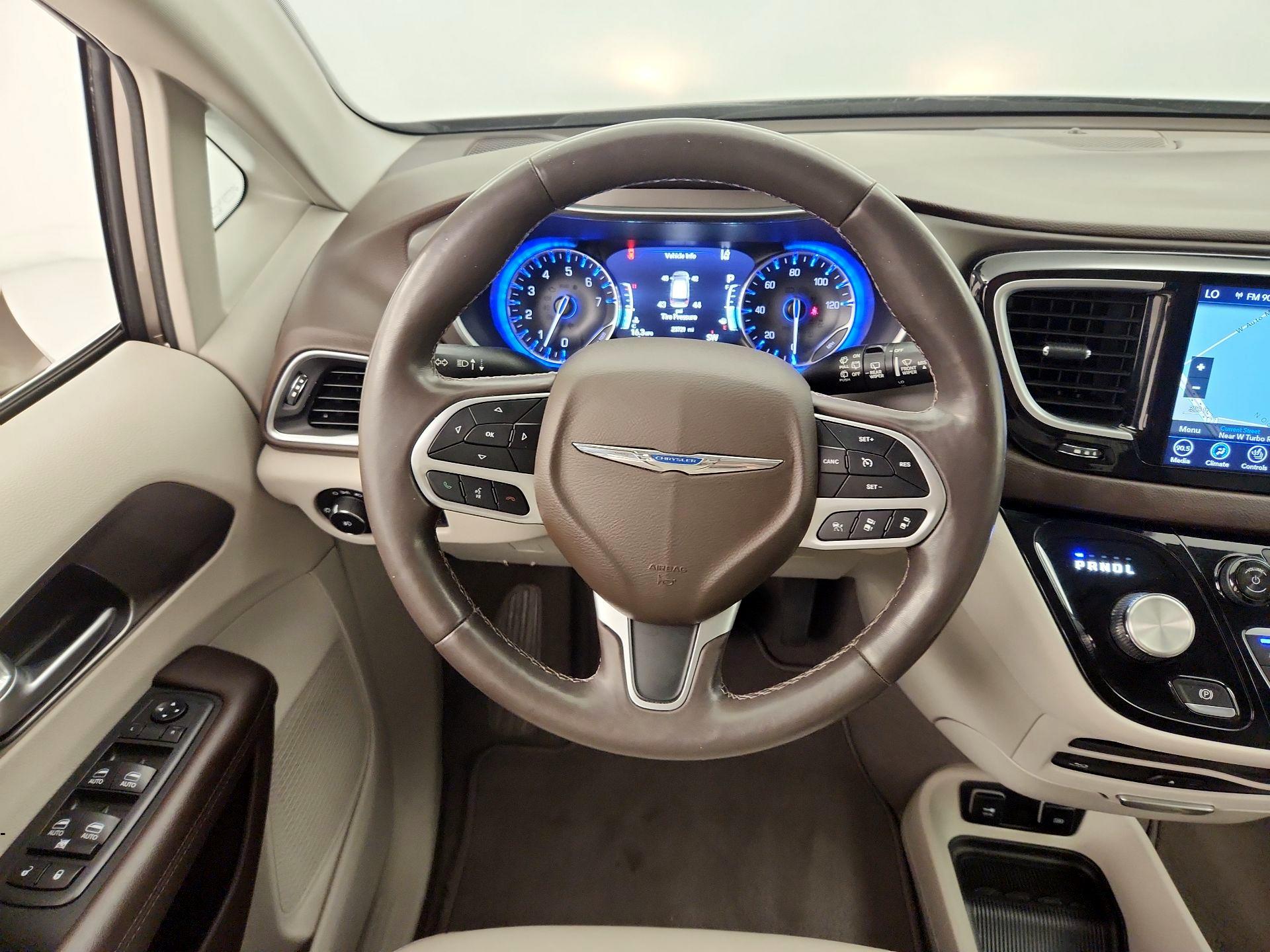 Thumbnail: 2018 Chrysler Pacifica - 10