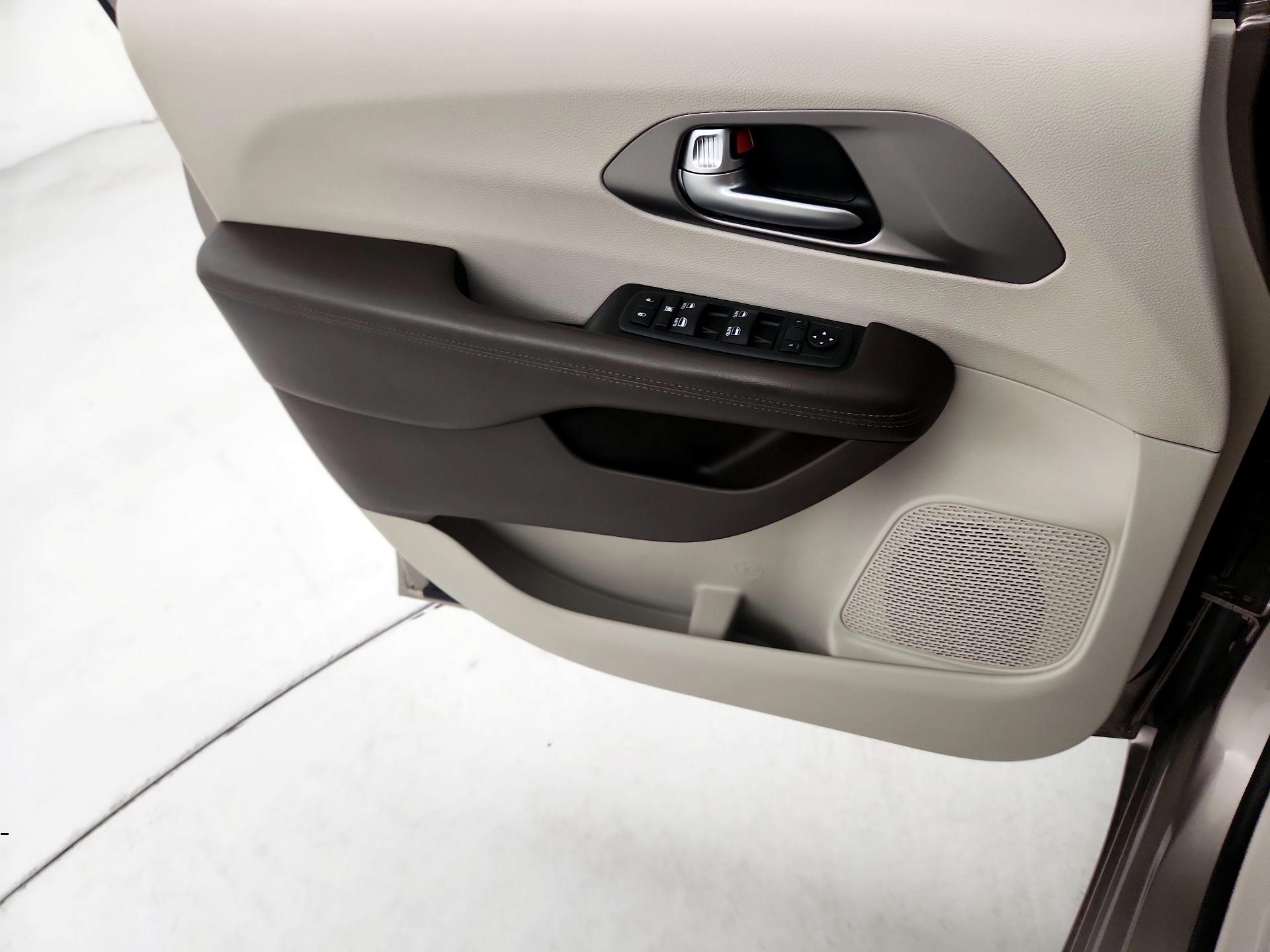 Thumbnail: 2018 Chrysler Pacifica - 12