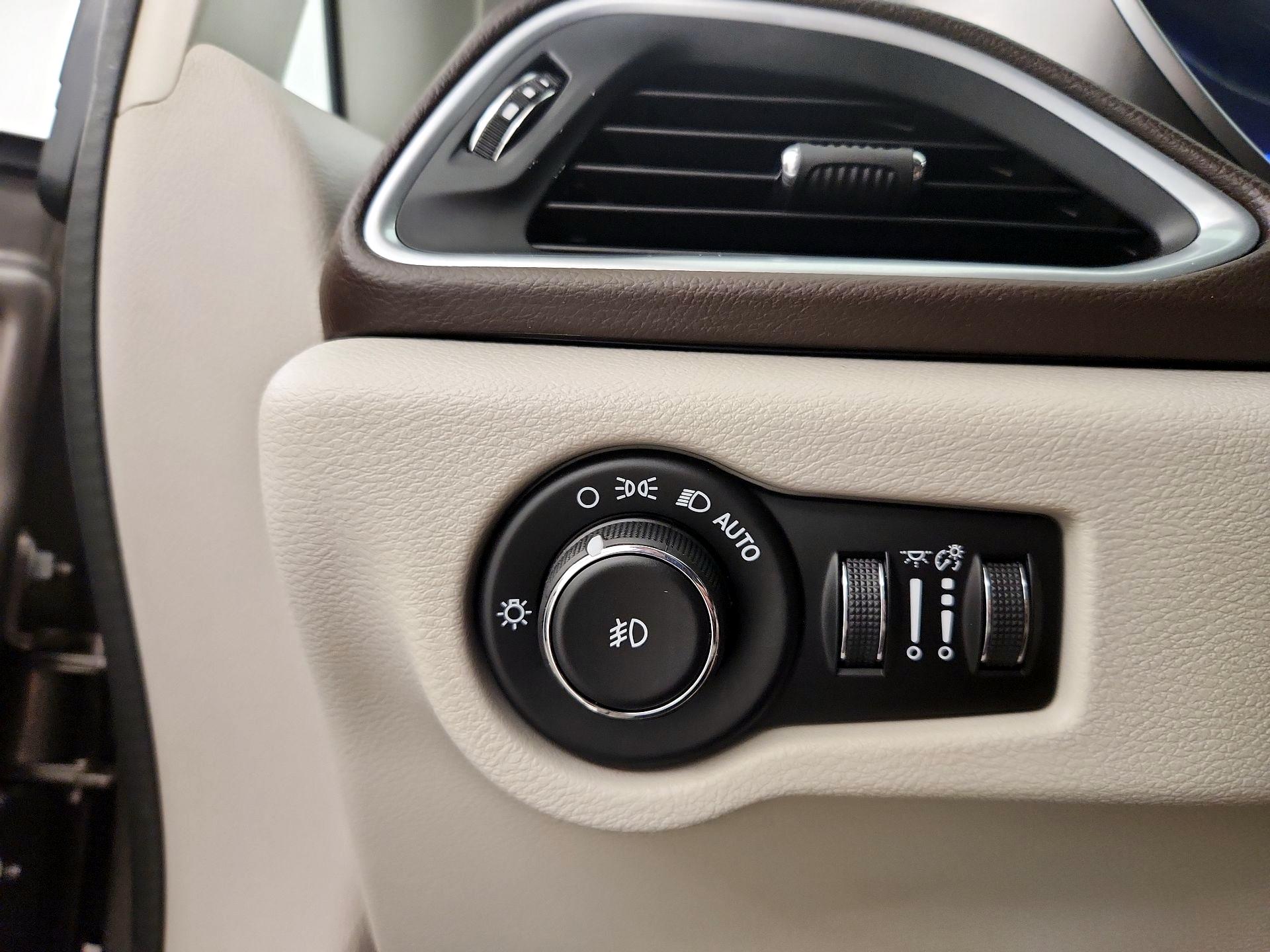 Thumbnail: 2018 Chrysler Pacifica - 13