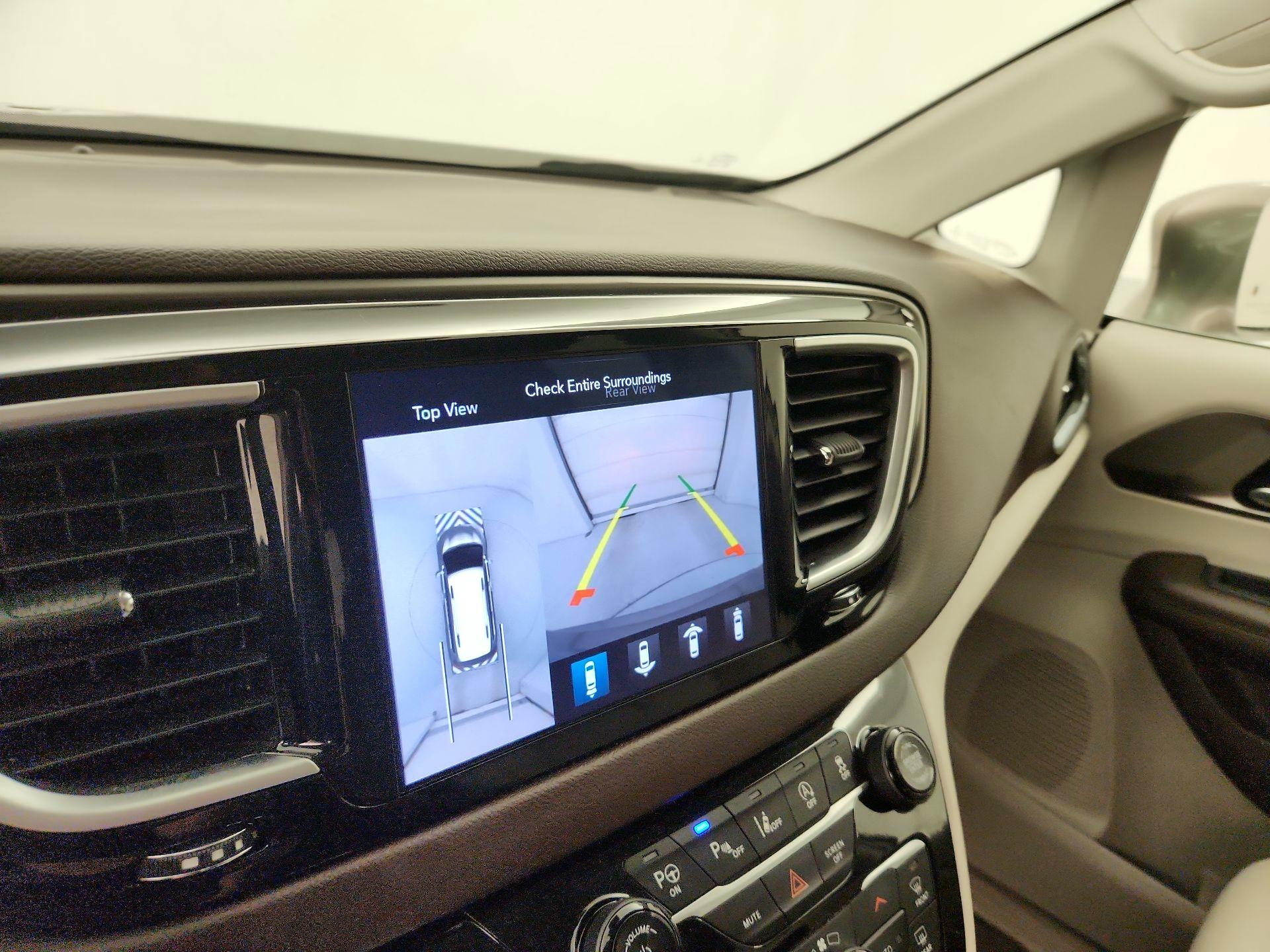 Thumbnail: 2018 Chrysler Pacifica - 15