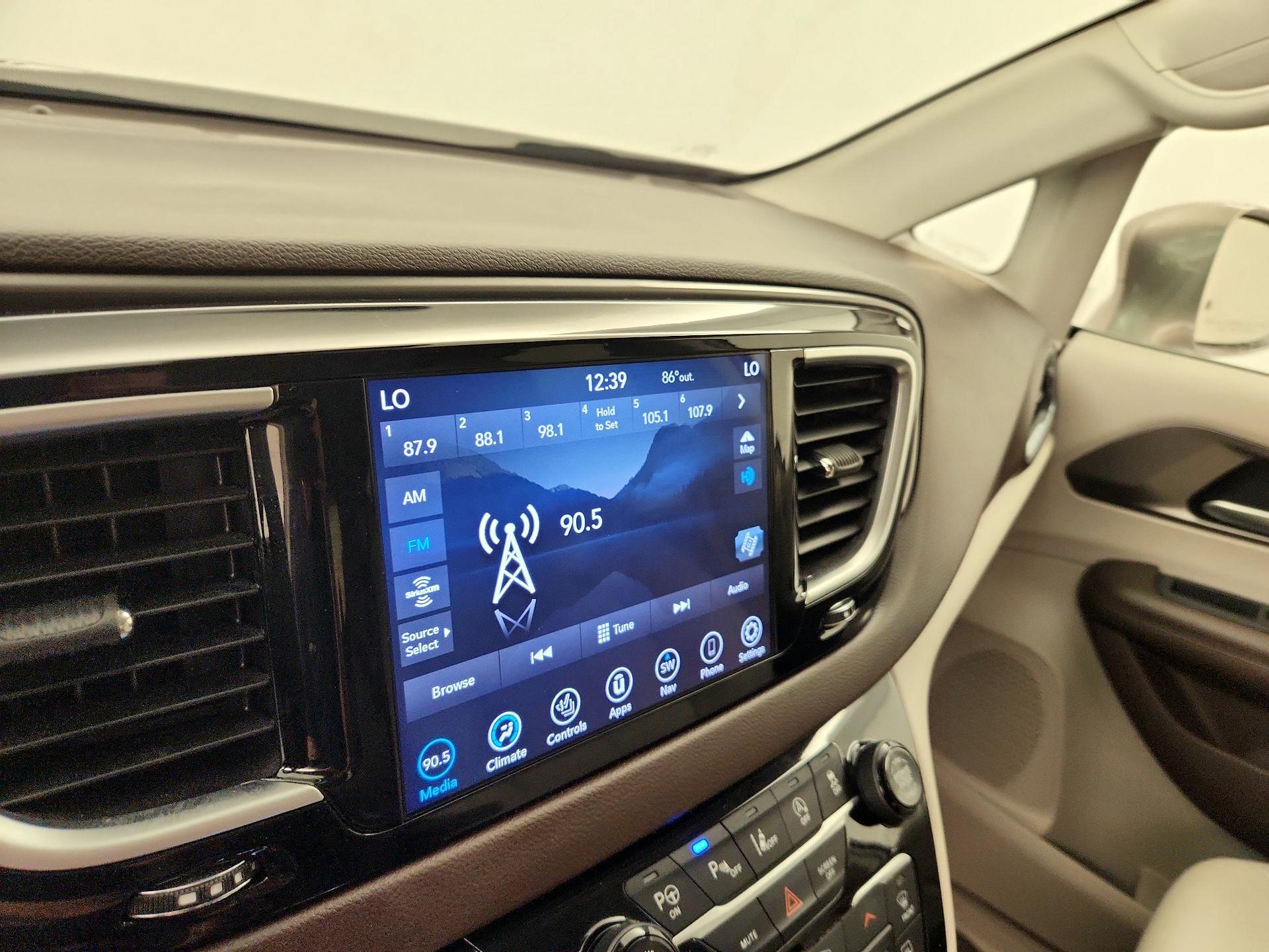 Thumbnail: 2018 Chrysler Pacifica - 16