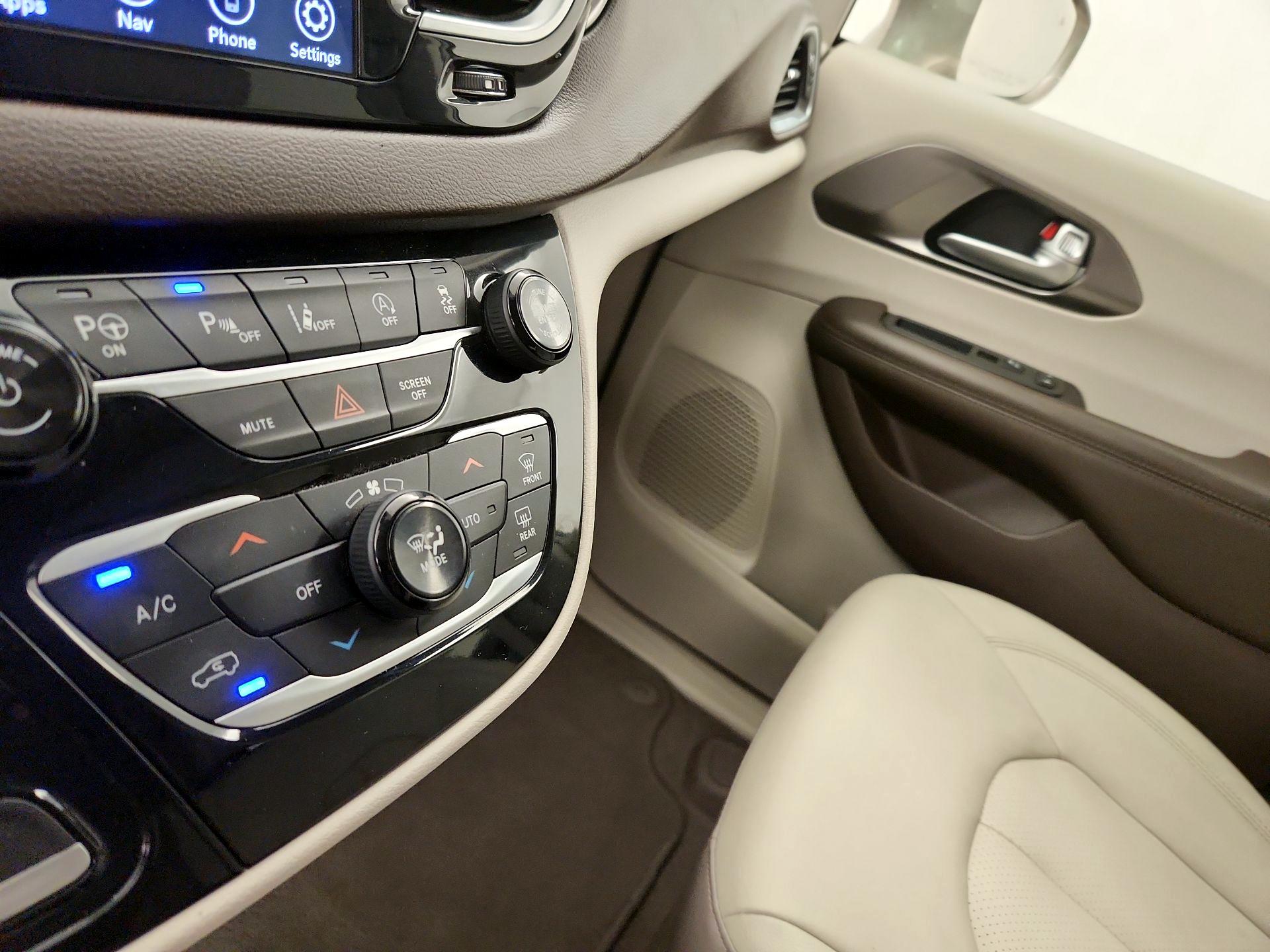 Thumbnail: 2018 Chrysler Pacifica - 17