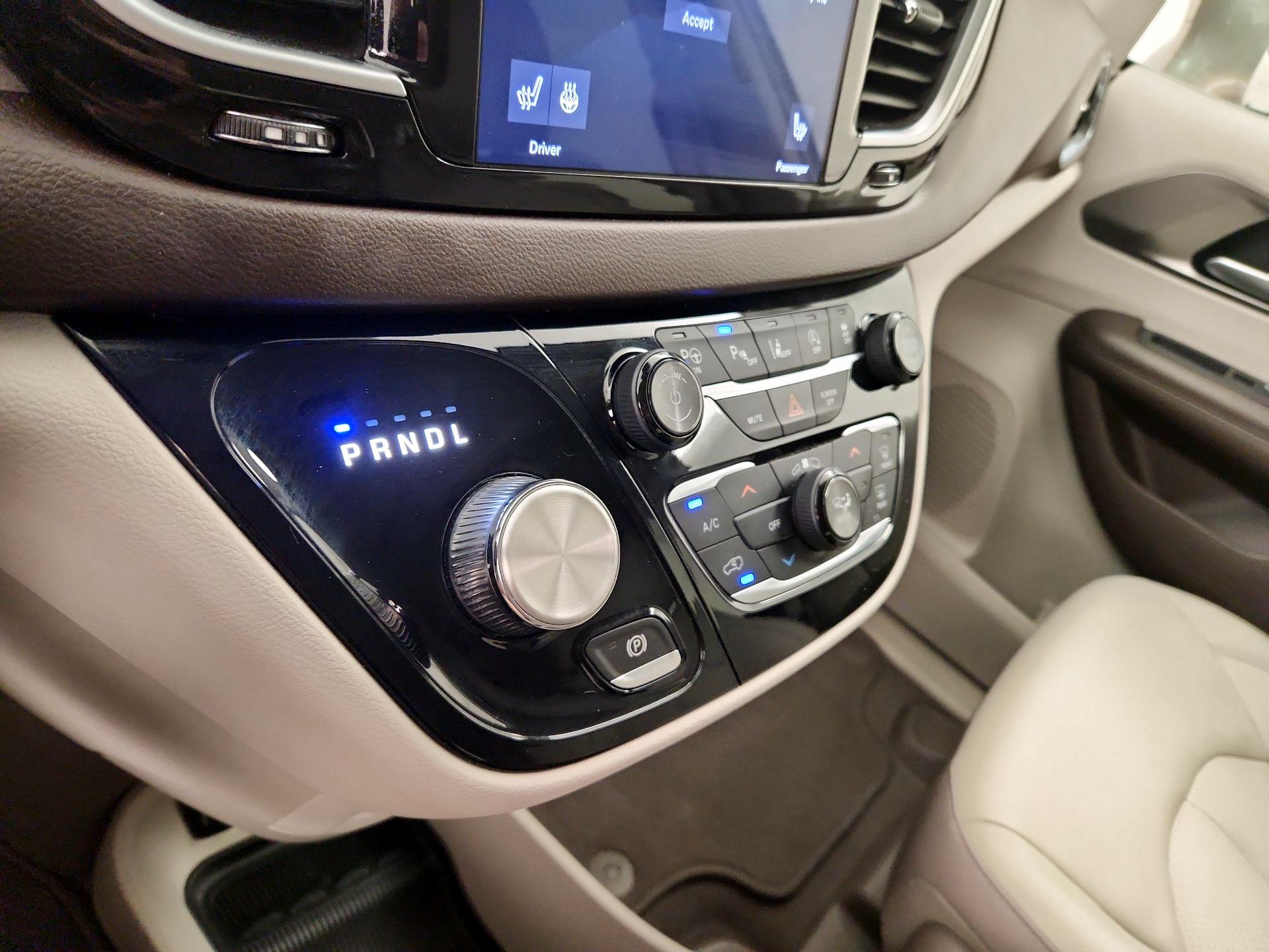 Thumbnail: 2018 Chrysler Pacifica - 18