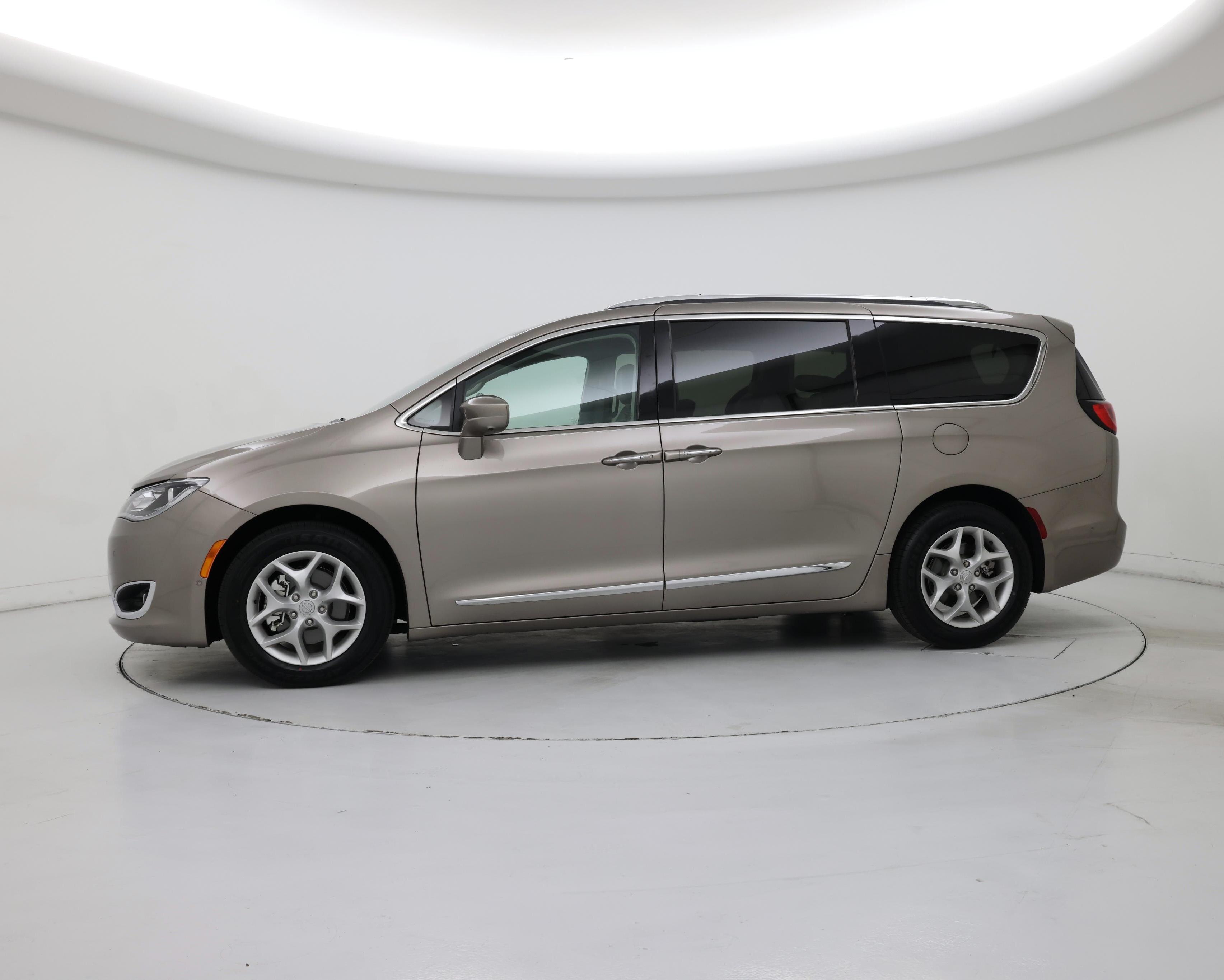 Thumbnail: 2018 Chrysler Pacifica - 3