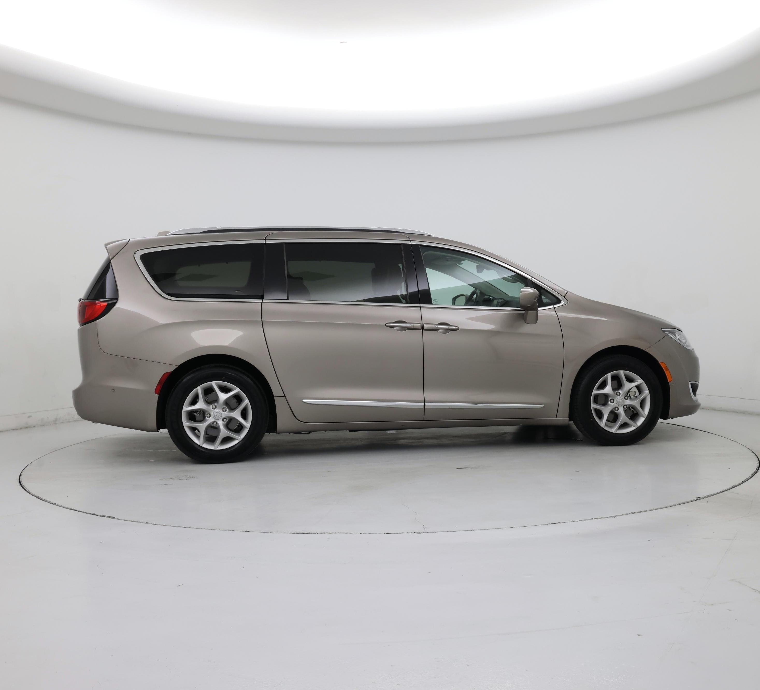 Thumbnail: 2018 Chrysler Pacifica - 7