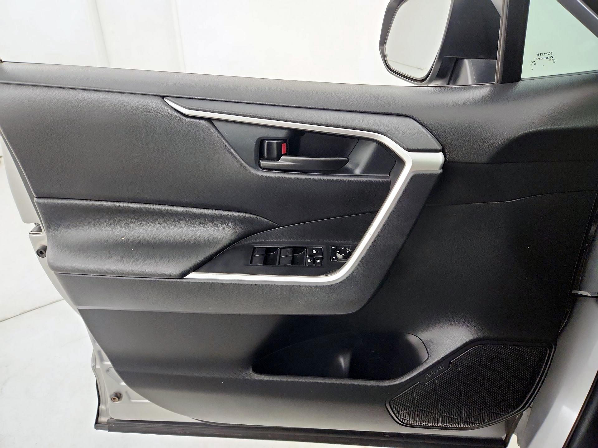 Thumbnail: 2019 Toyota RAV4 - 12