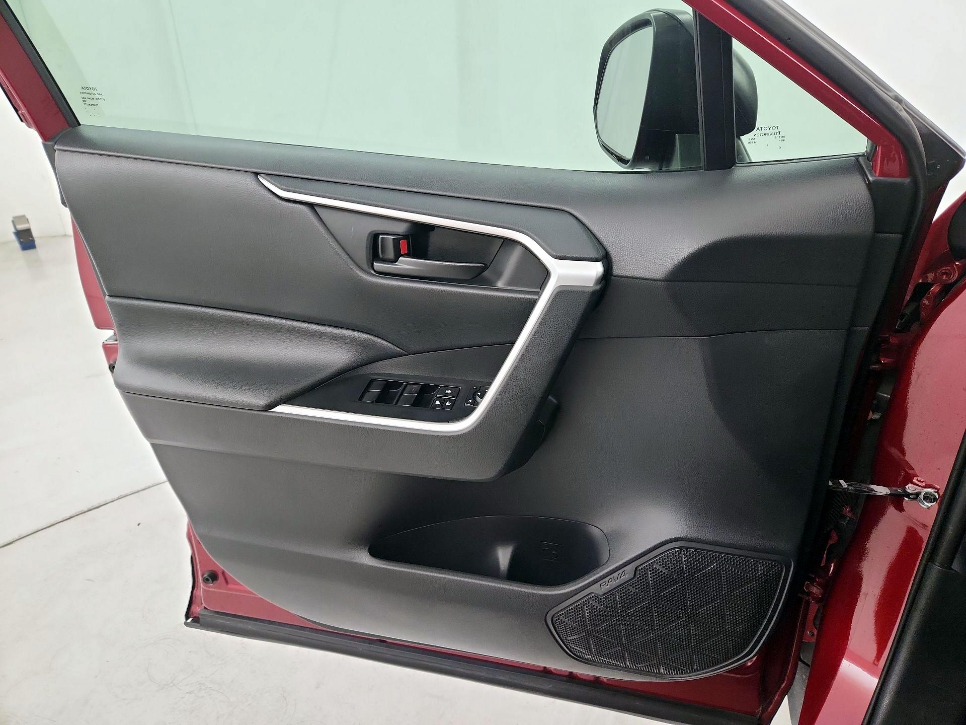 Thumbnail: 2020 Toyota RAV4 - 12