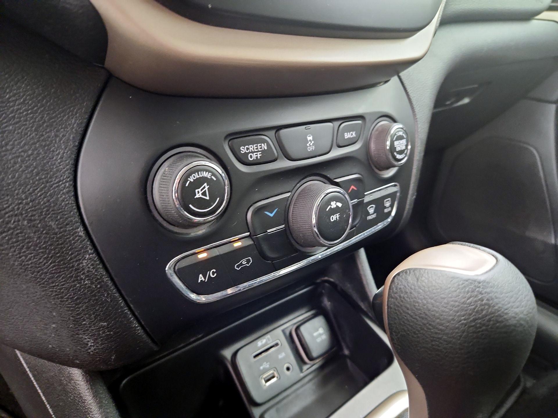 Thumbnail: 2017 Jeep Cherokee - 16