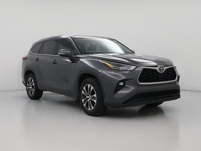 Gray 2022 Toyota Highlander Hybrid XLE