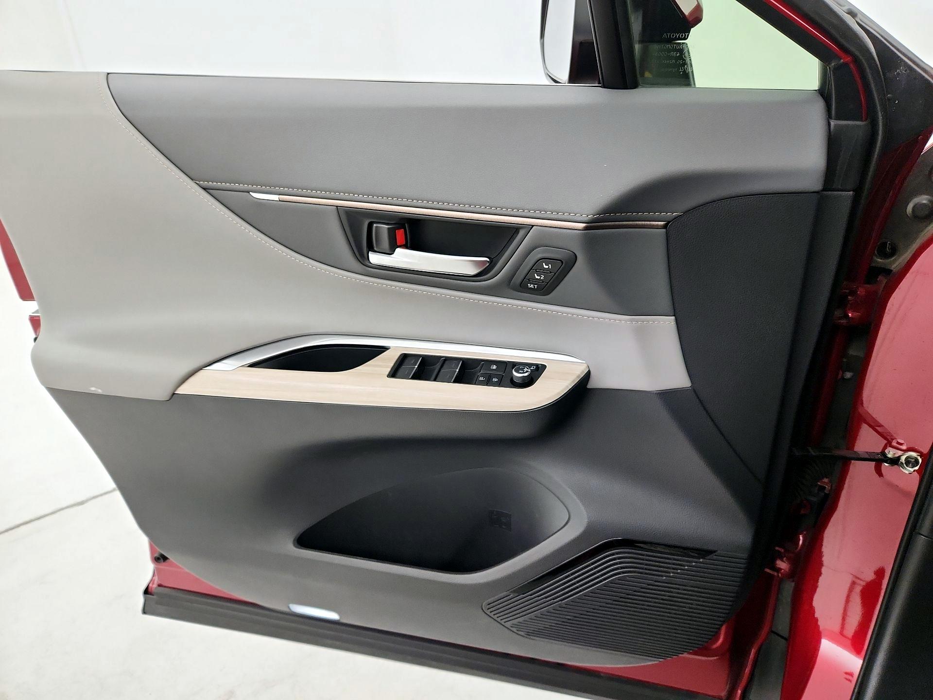 Thumbnail: 2021 Toyota Venza - 12