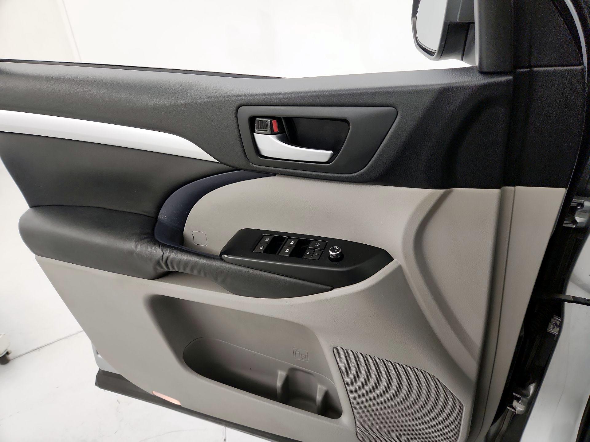 Thumbnail: 2015 Toyota Highlander - 12