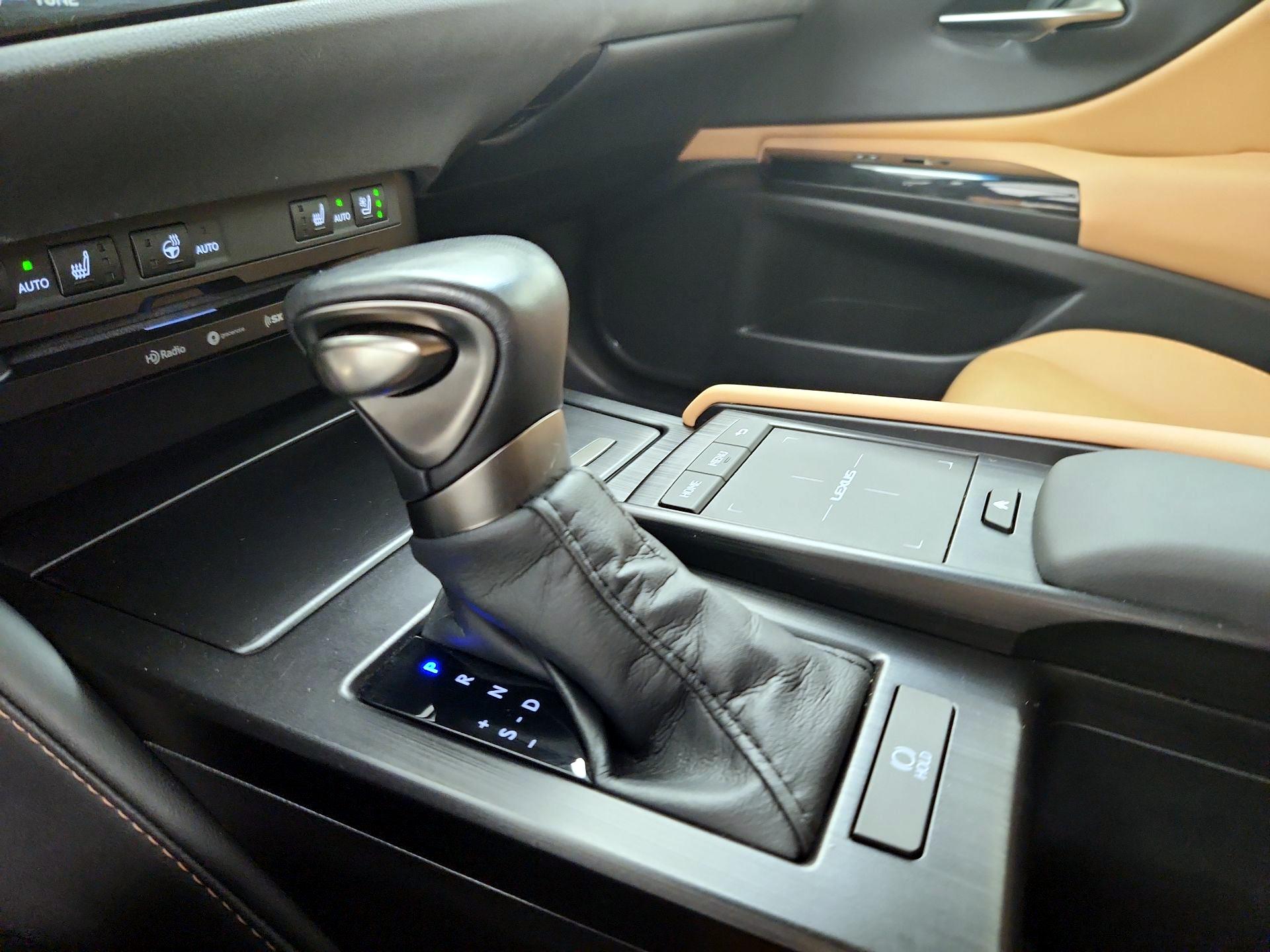 Thumbnail: 2022 Lexus ES - 17