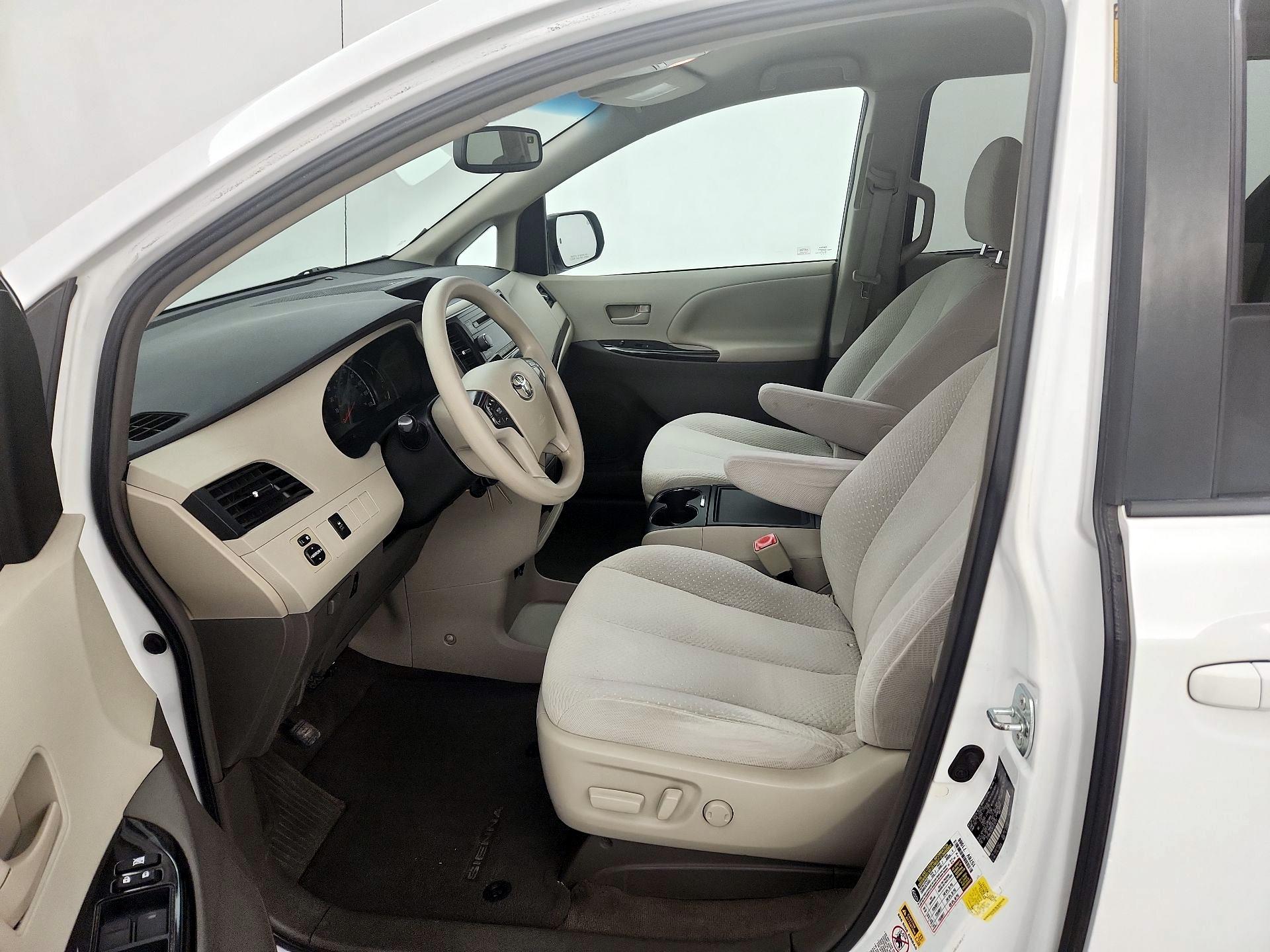 Thumbnail: 2014 Toyota Sienna - 11