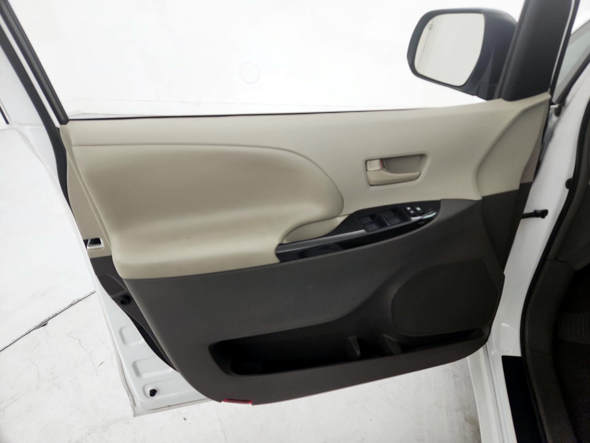 Thumbnail: 2014 Toyota Sienna - 12