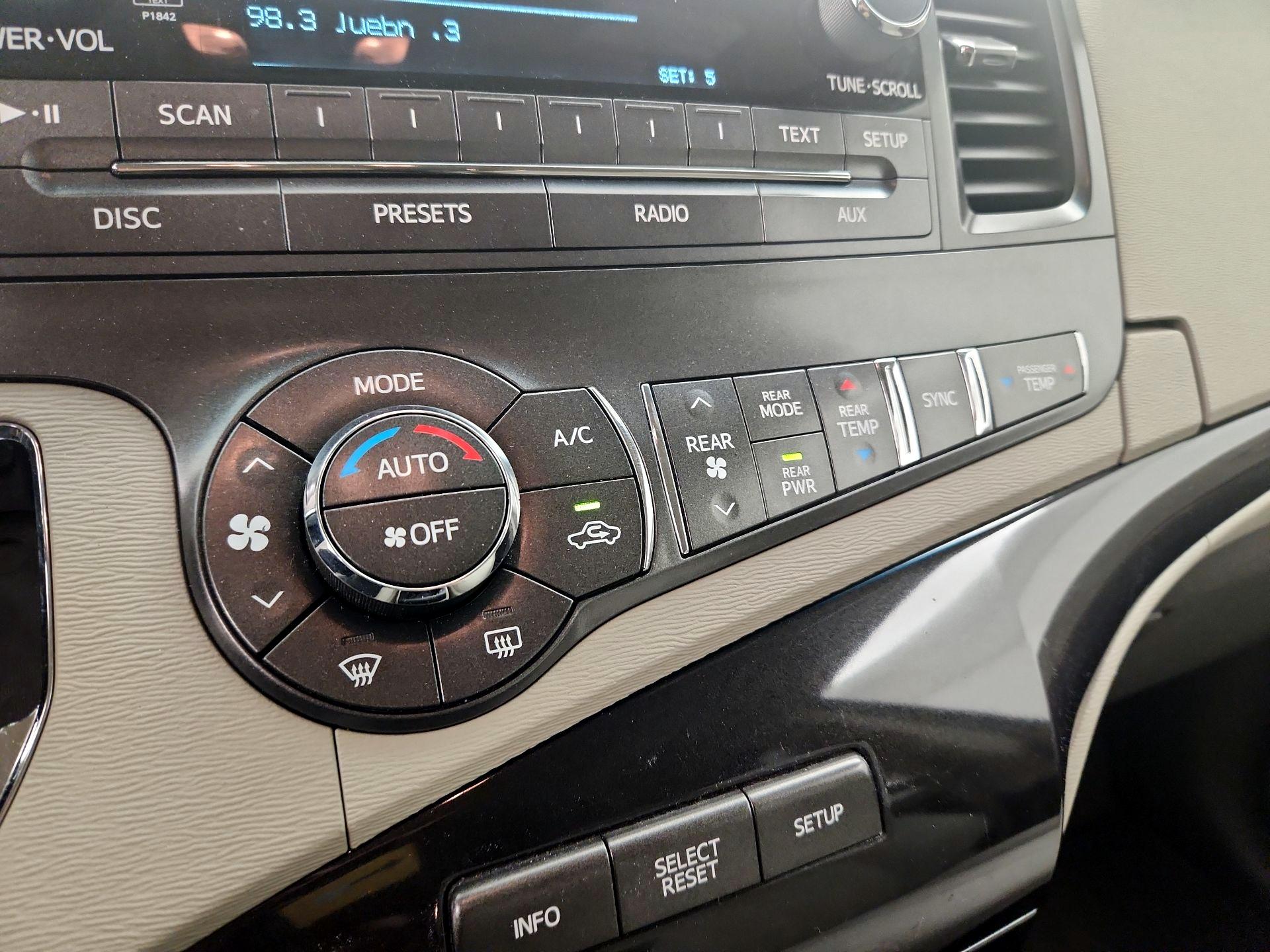 Thumbnail: 2014 Toyota Sienna - 16