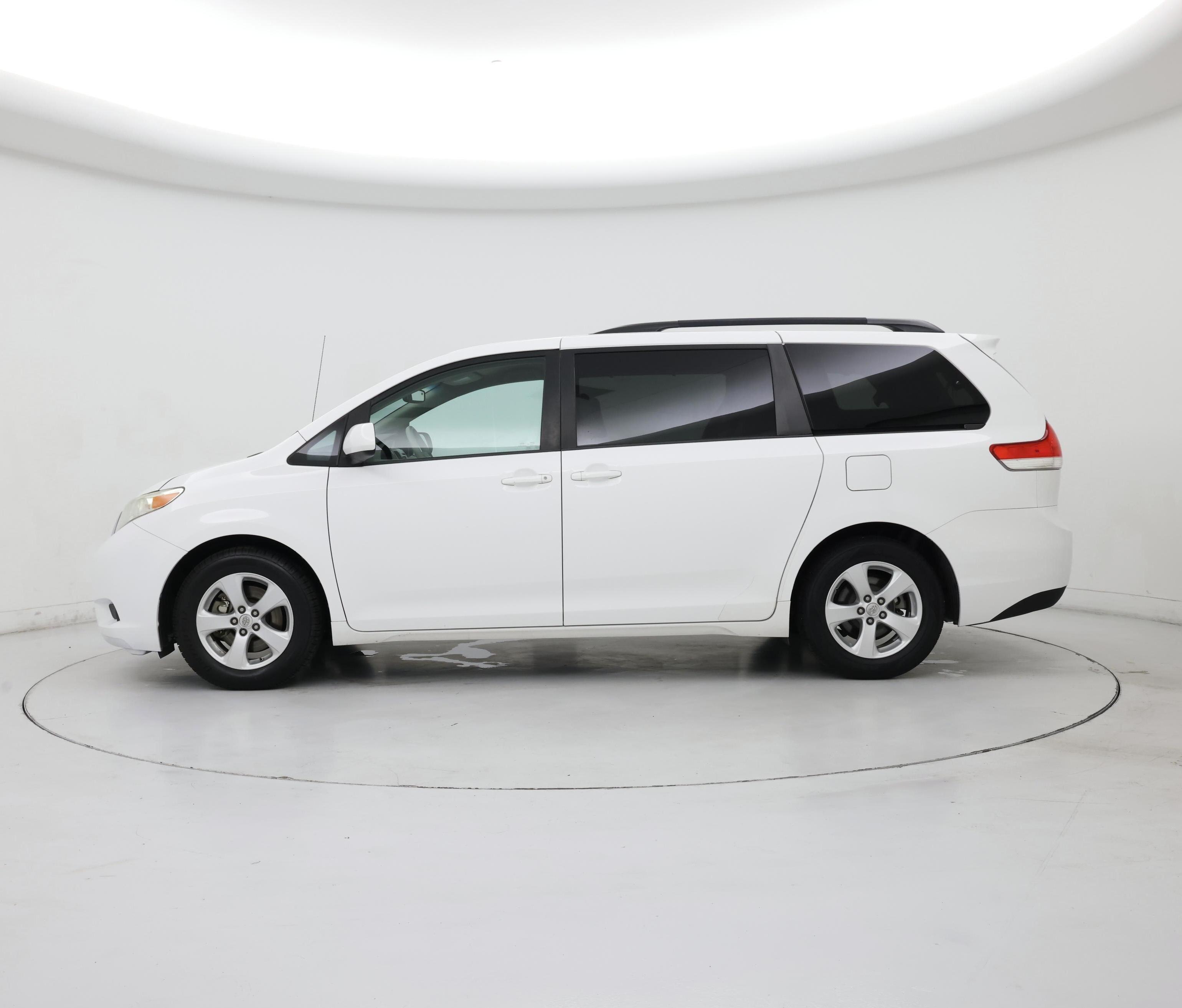 Thumbnail: 2014 Toyota Sienna - 3