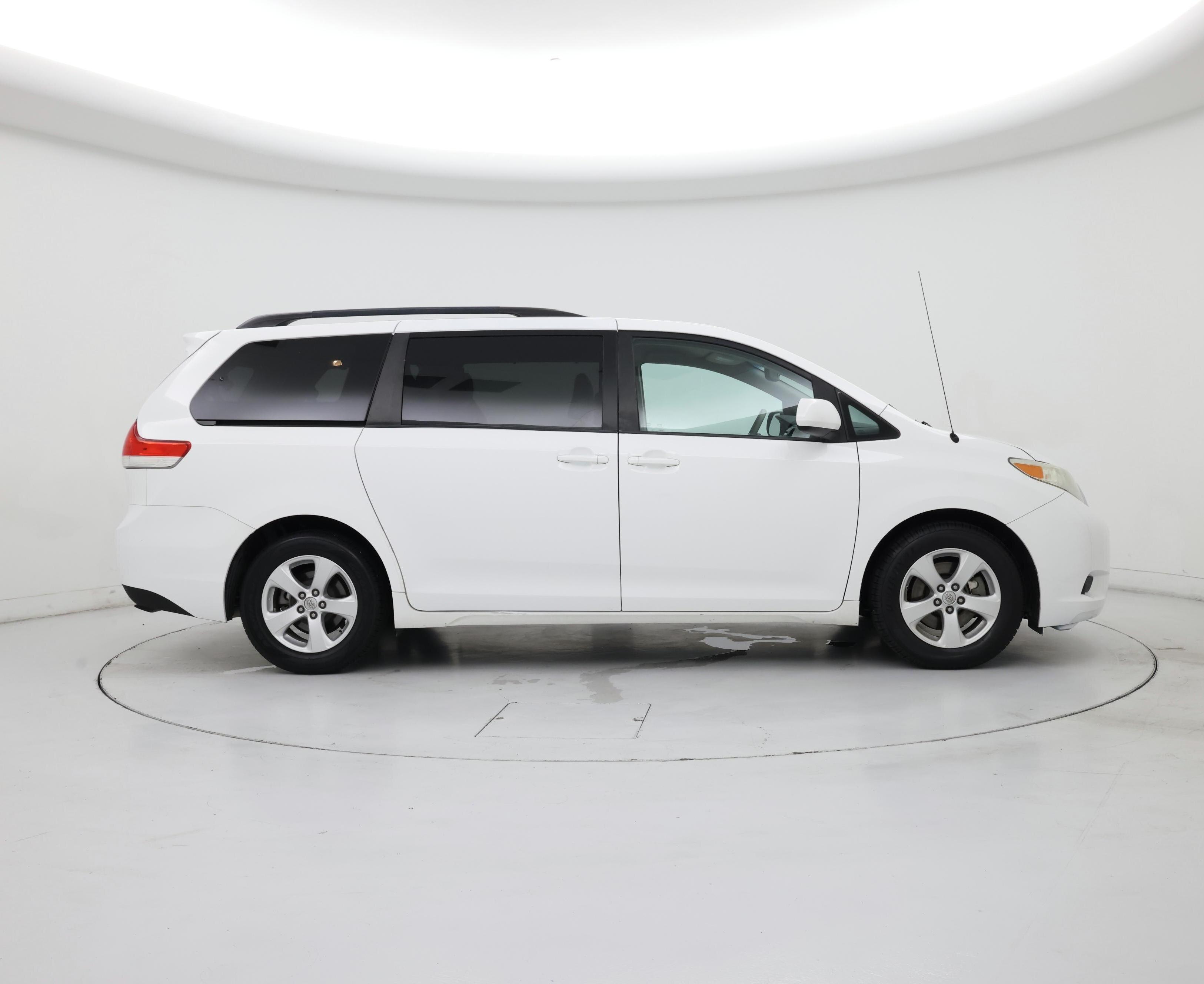 Thumbnail: 2014 Toyota Sienna - 7