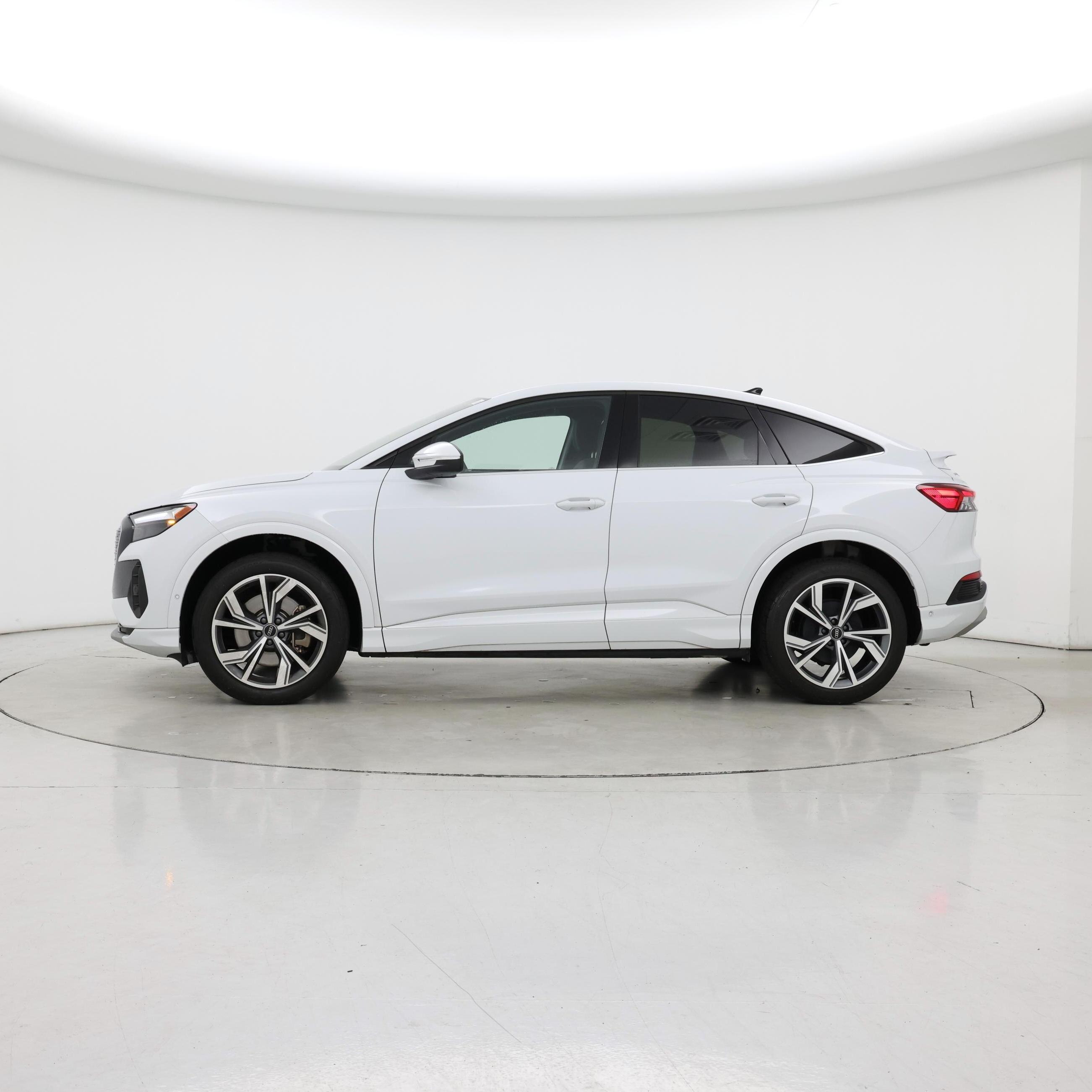 Thumbnail: 2022 Audi Q4 e-tron - 3