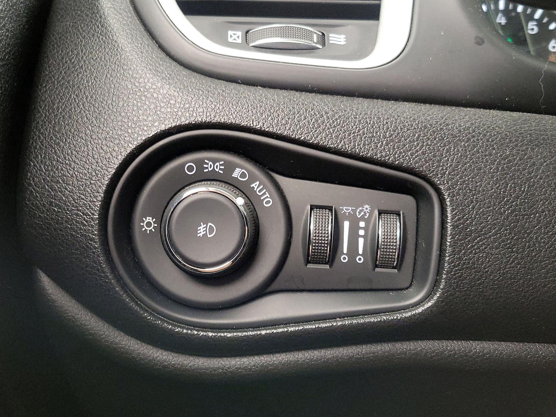 Thumbnail: 2018 Jeep Renegade - 13