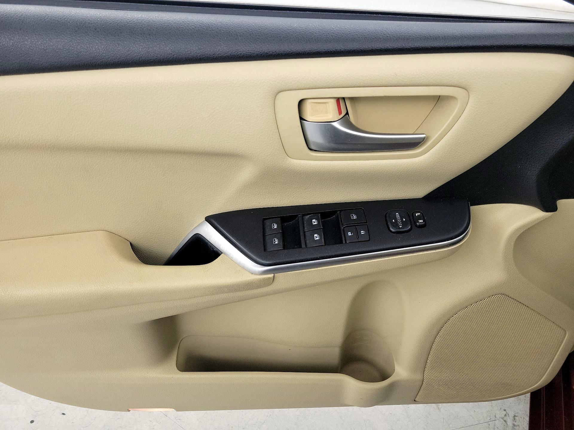 Thumbnail: 2017 Toyota Camry - 12