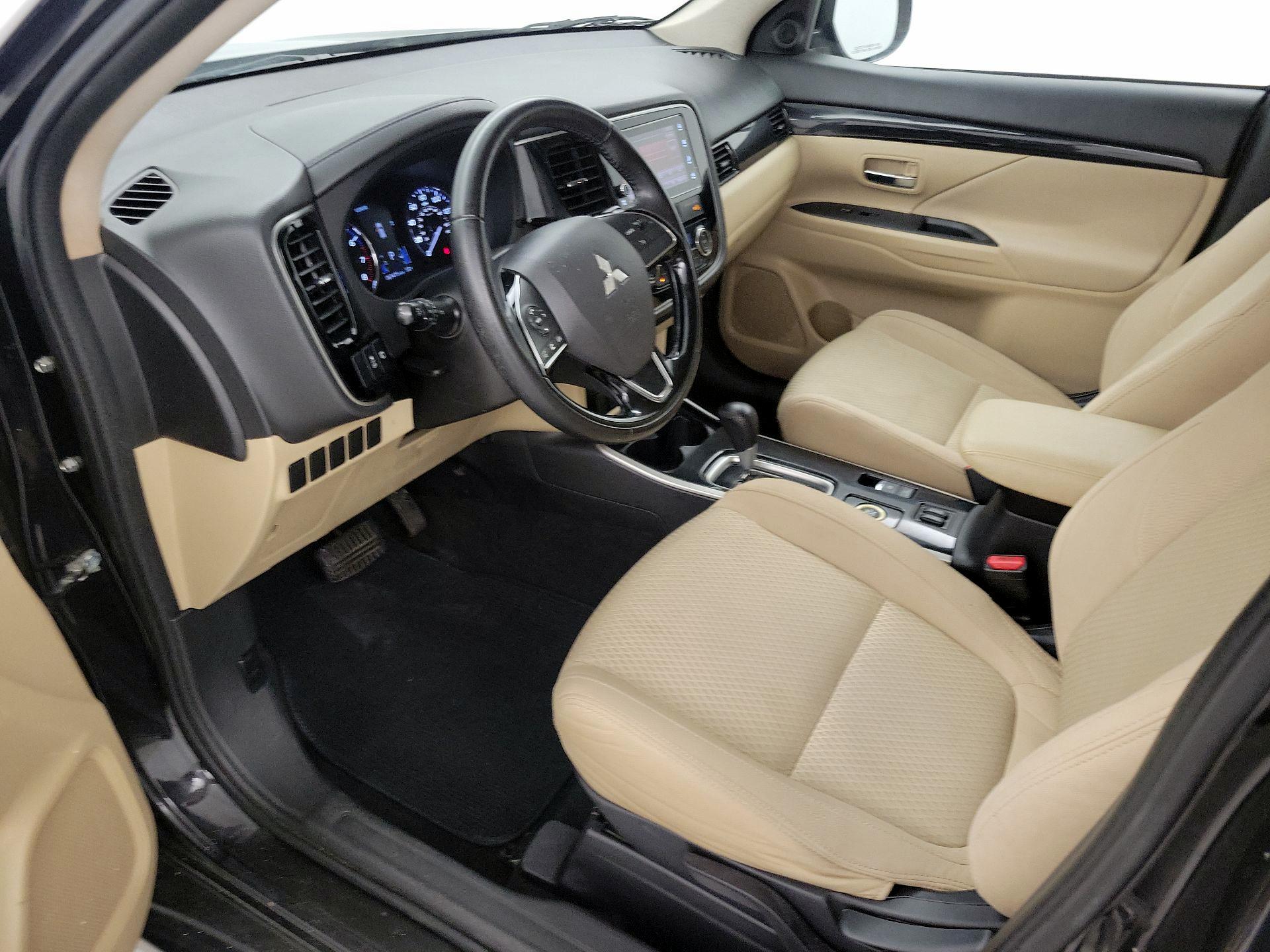 Thumbnail: 2017 Mitsubishi Outlander - 11
