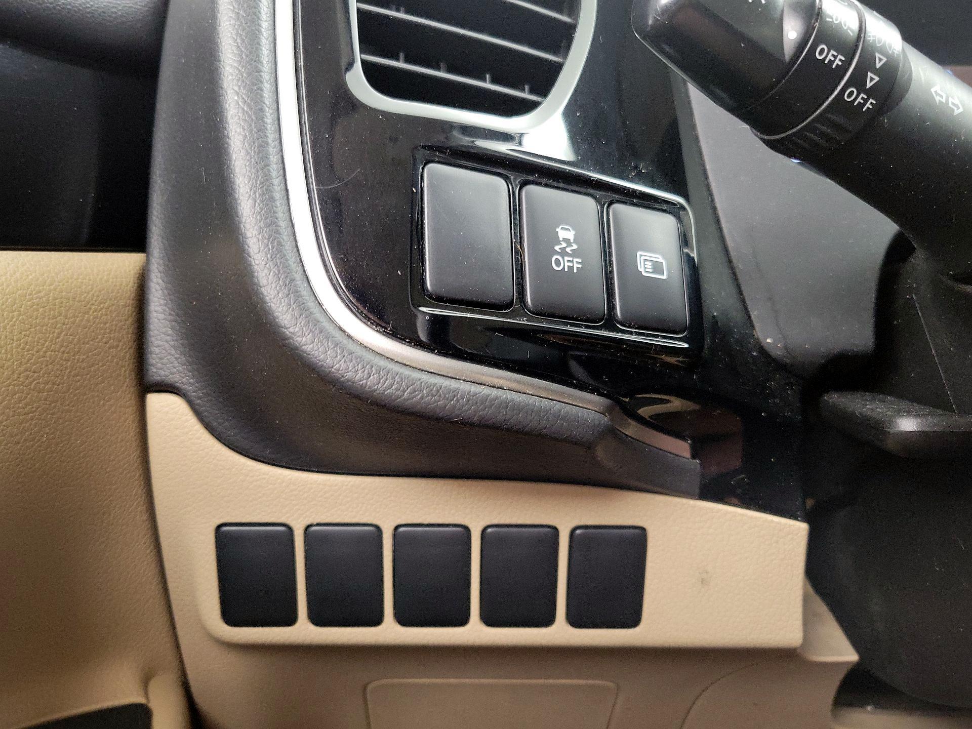 Thumbnail: 2017 Mitsubishi Outlander - 13