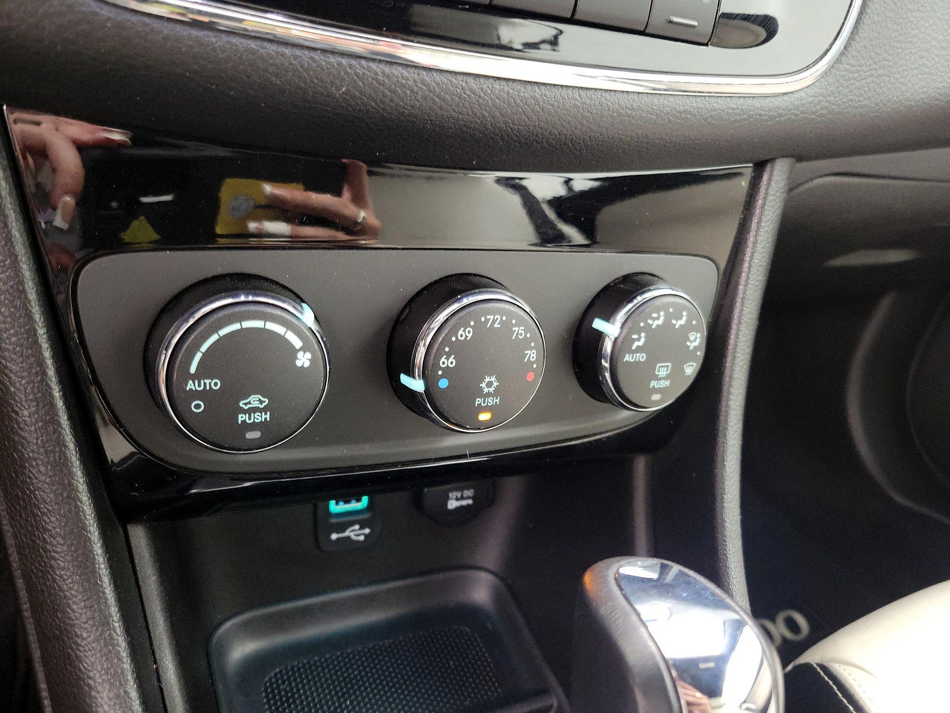 Thumbnail: 2014 Chrysler 200 - 15