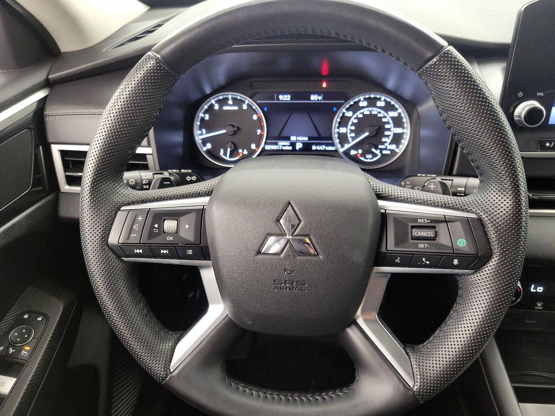 Thumbnail: 2023 Mitsubishi Outlander - 10