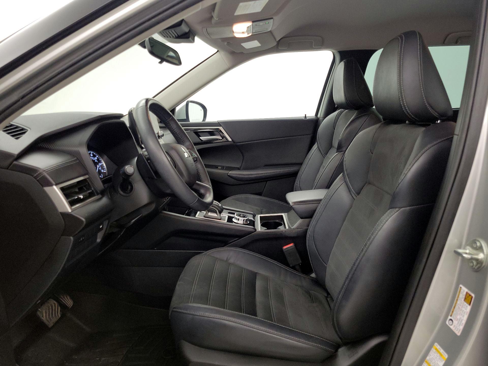 Thumbnail: 2023 Mitsubishi Outlander - 11