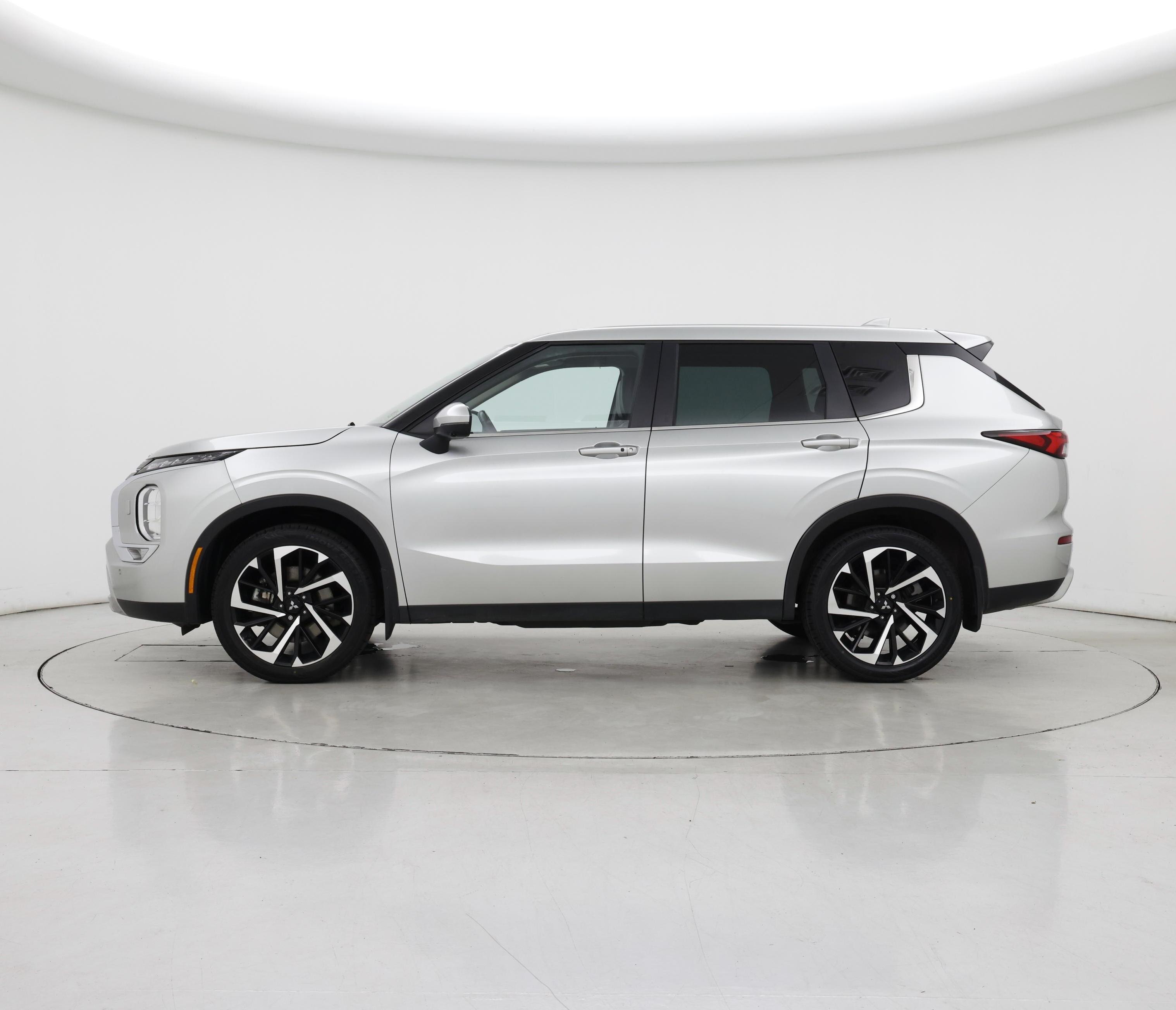 Thumbnail: 2023 Mitsubishi Outlander - 3