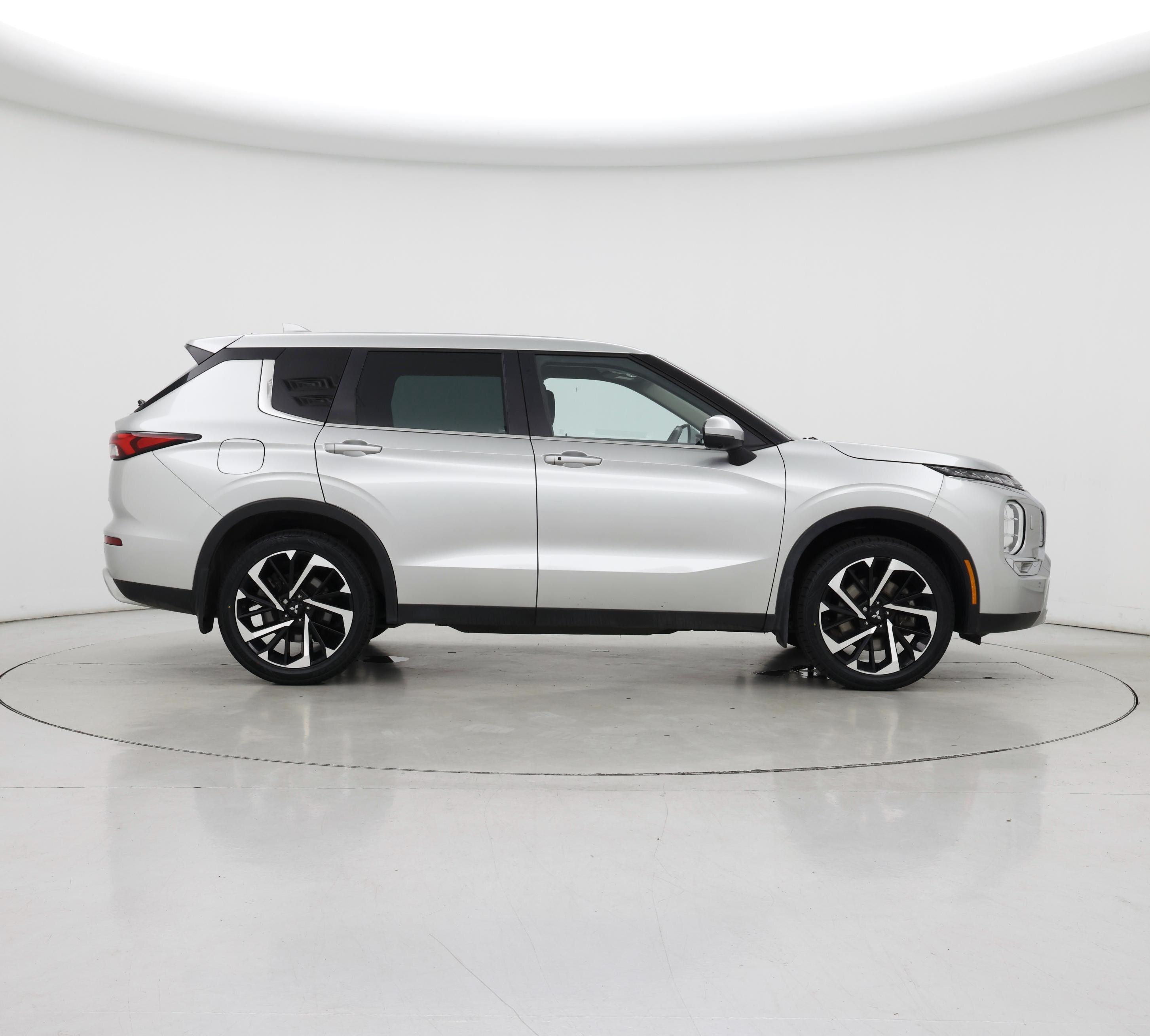 Thumbnail: 2023 Mitsubishi Outlander - 7