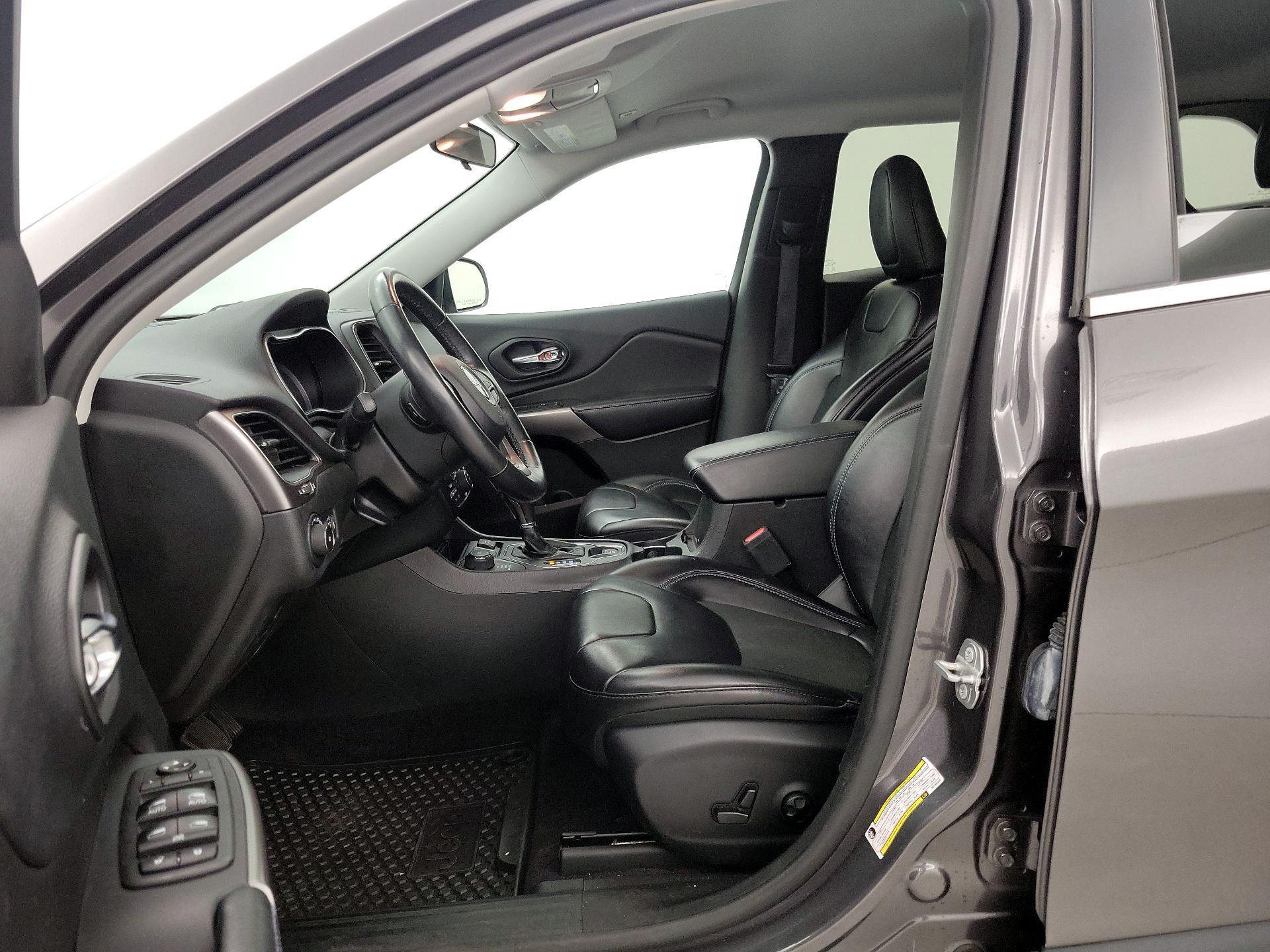 Thumbnail: 2019 Jeep Cherokee - 11