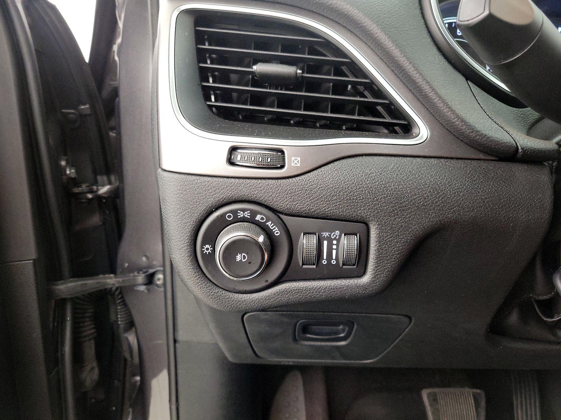 Thumbnail: 2019 Jeep Cherokee - 13