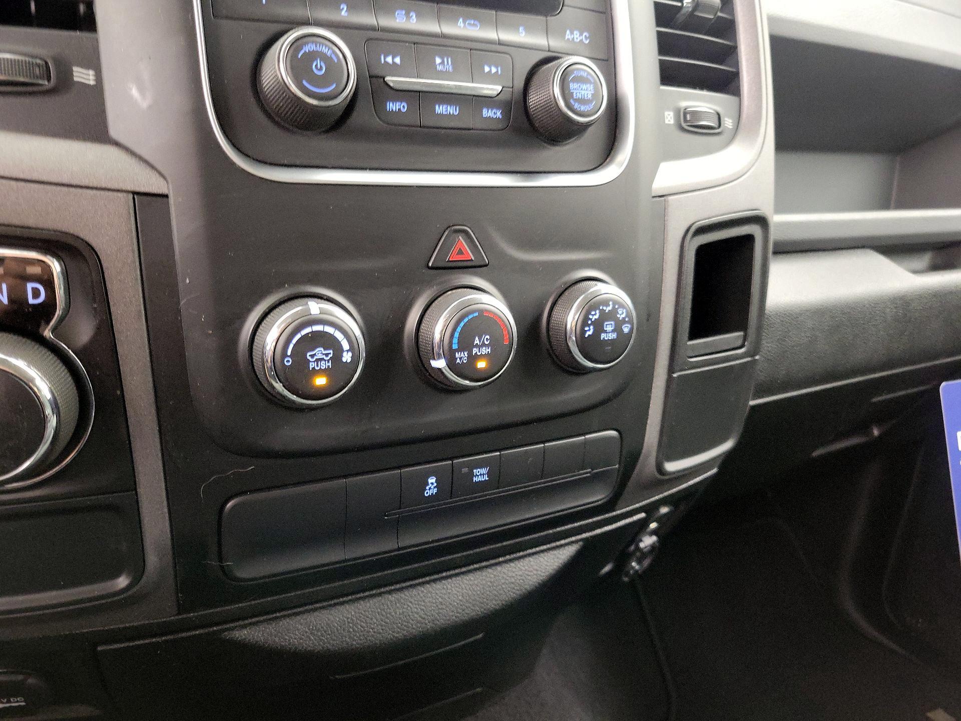 Thumbnail: 2019 RAM 1500 Classic - 16
