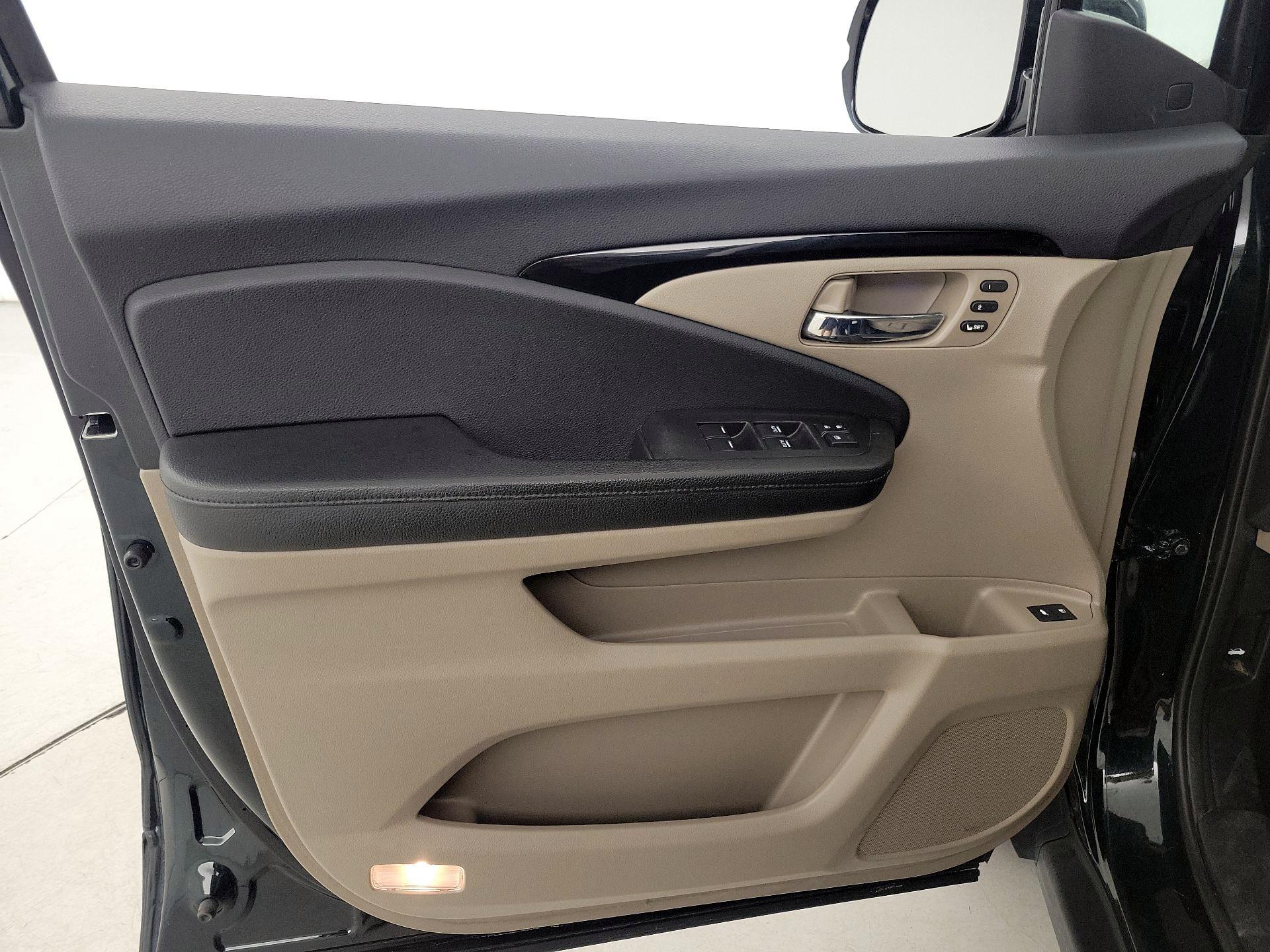 Thumbnail: 2017 Honda Pilot - 12