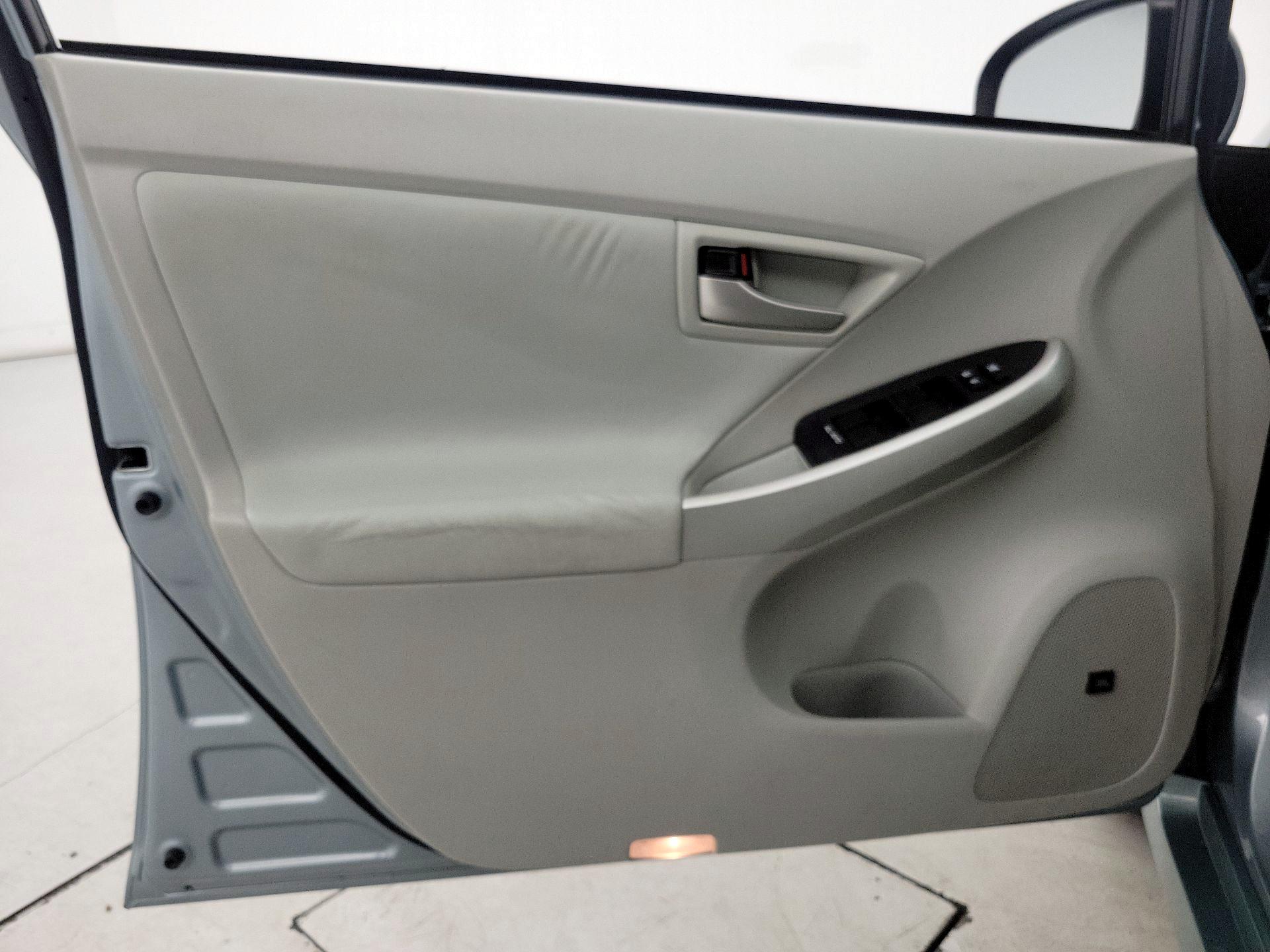 Thumbnail: 2015 Toyota Prius - 12
