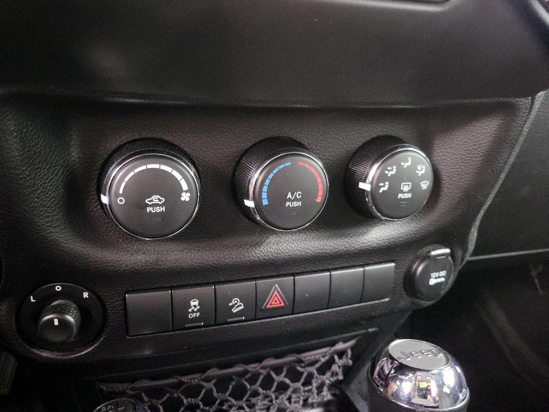 Thumbnail: 2017 Jeep Wrangler - 14