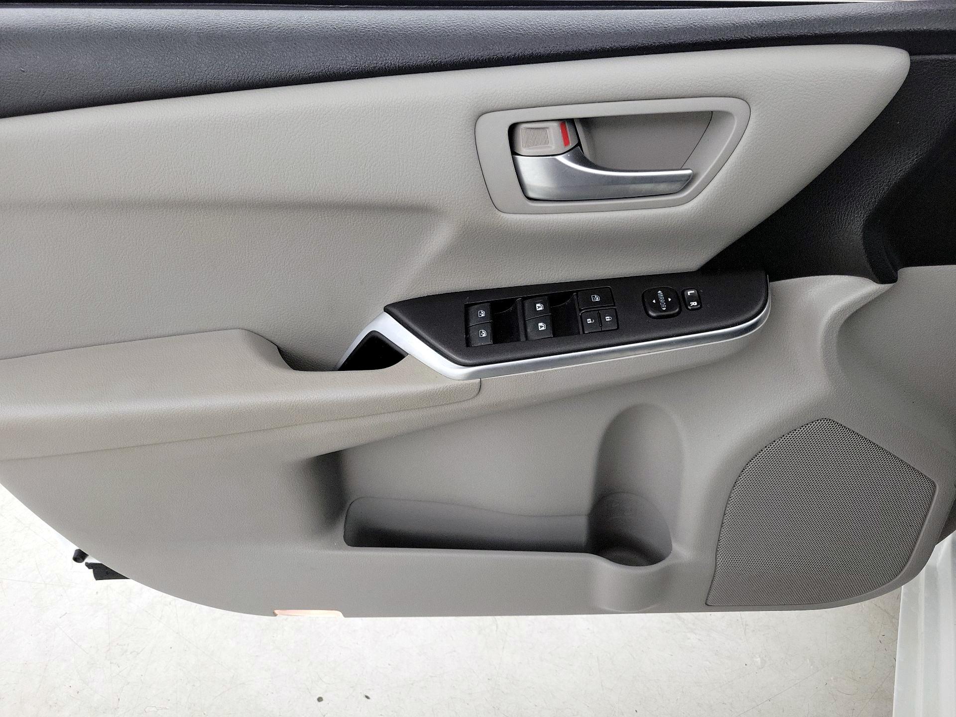 Thumbnail: 2015 Toyota Camry - 12