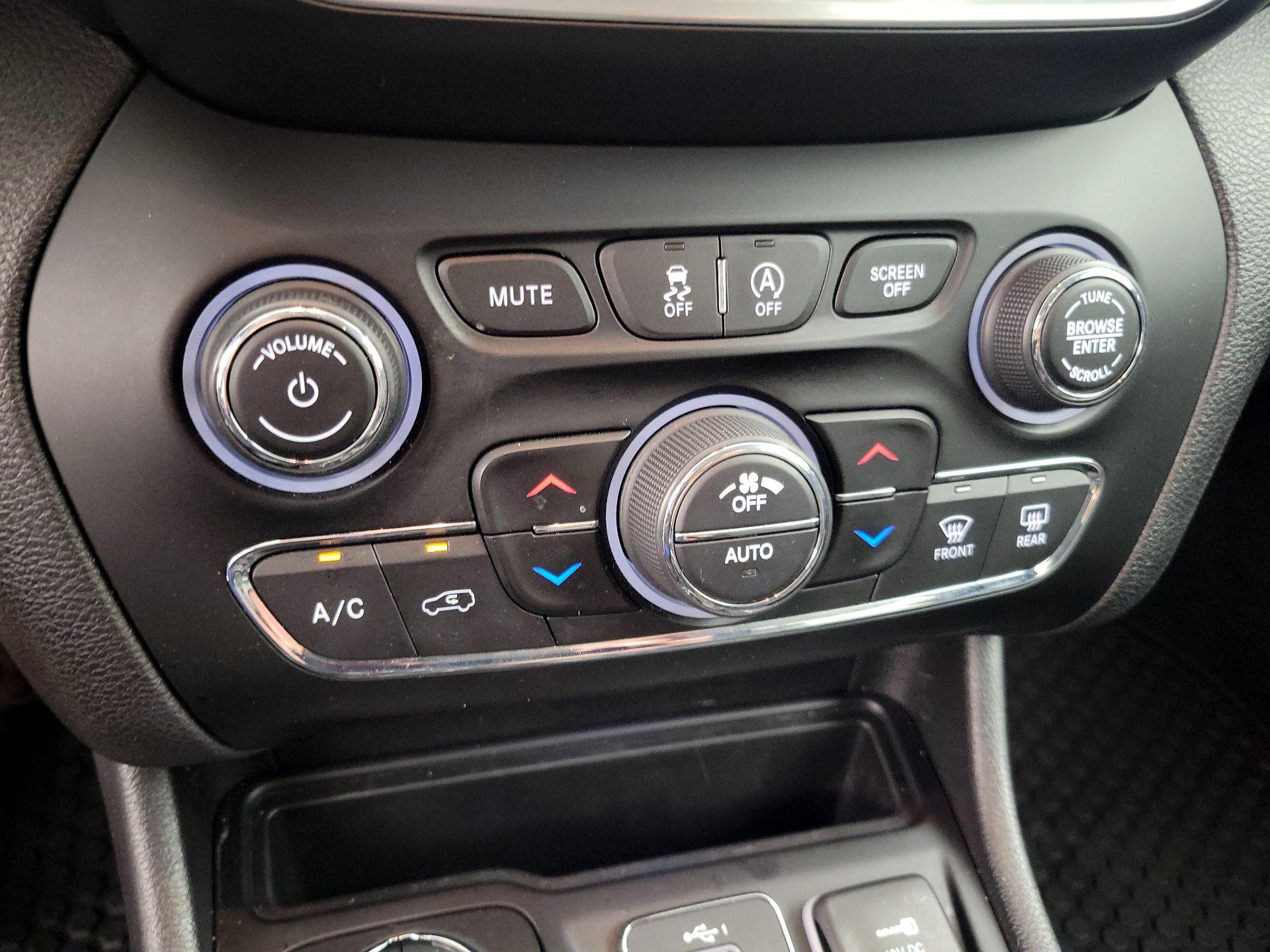 Thumbnail: 2020 Jeep Cherokee - 17
