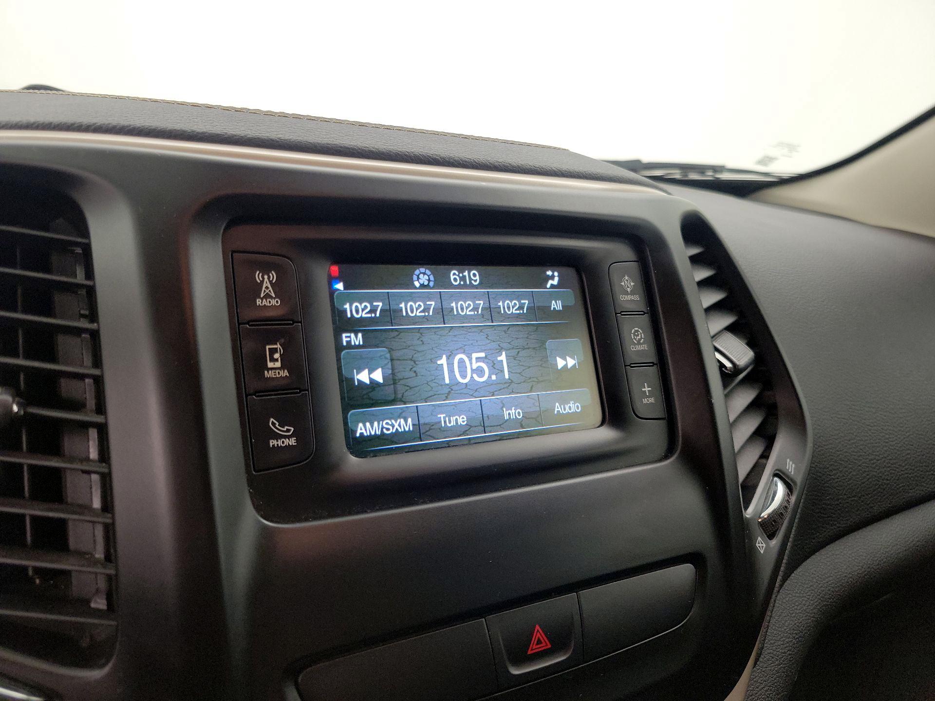 Thumbnail: 2018 Jeep Cherokee - 15