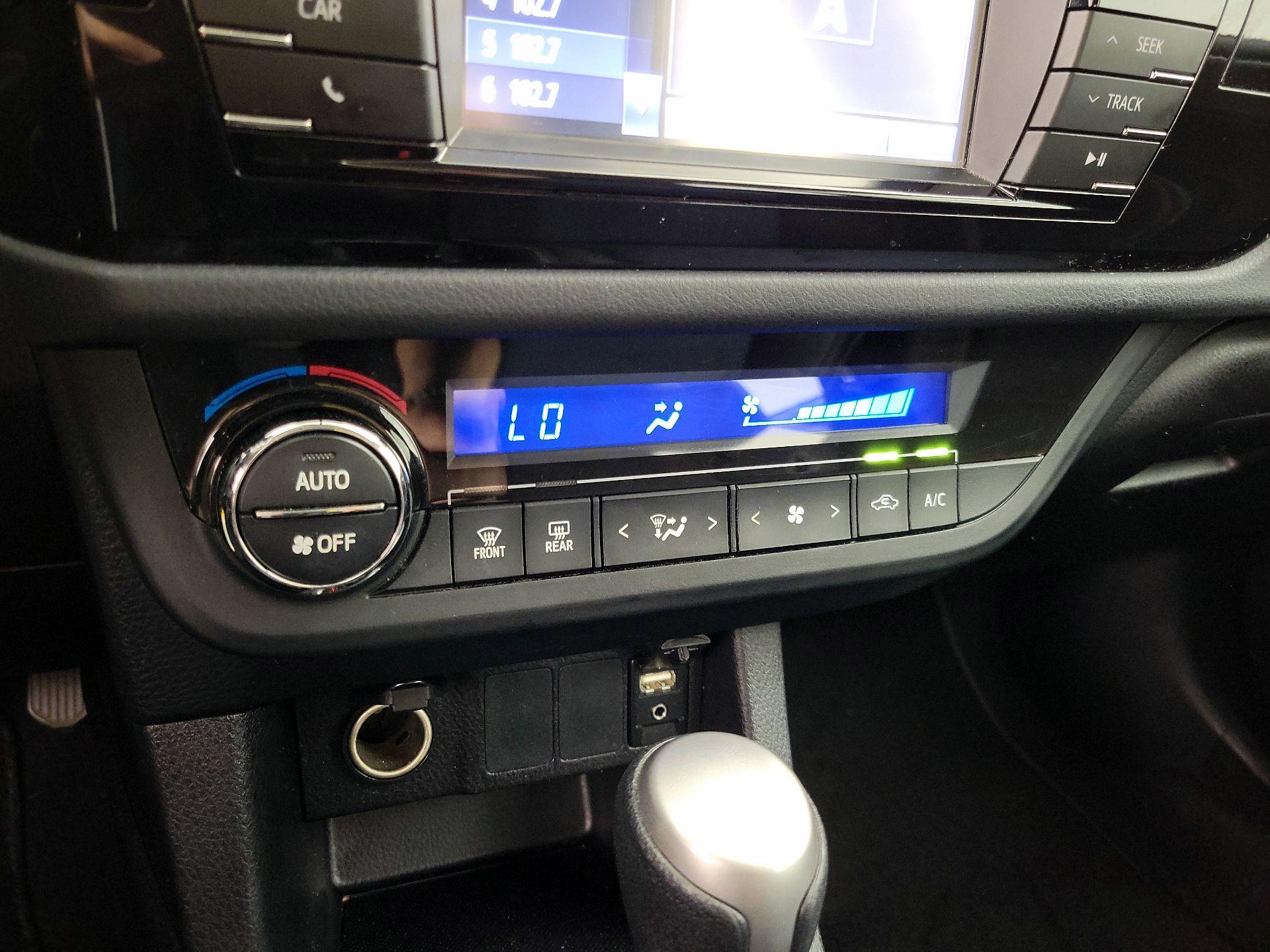 Thumbnail: 2015 Toyota Corolla - 16