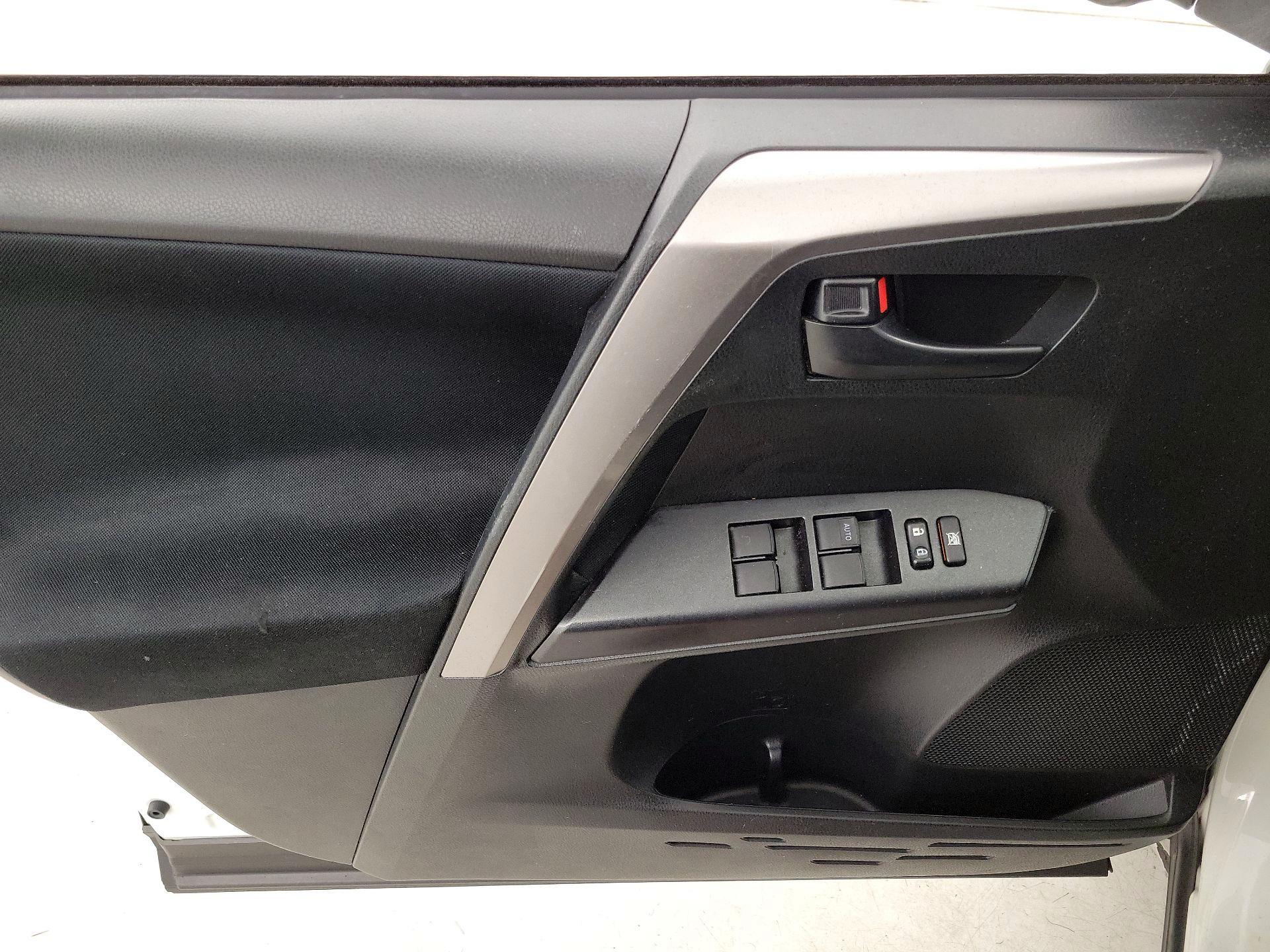 Thumbnail: 2016 Toyota RAV4 - 12
