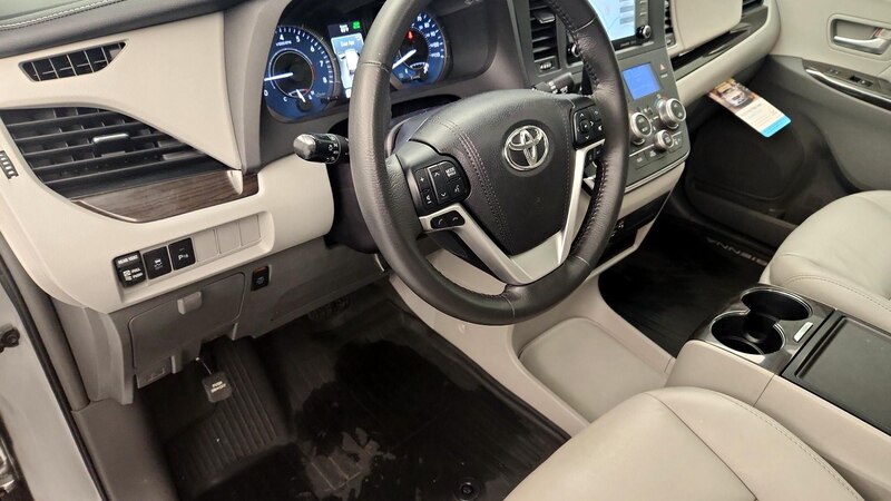 2018 Toyota Sienna XLE 9