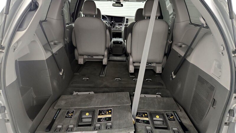 2018 Toyota Sienna XLE 24