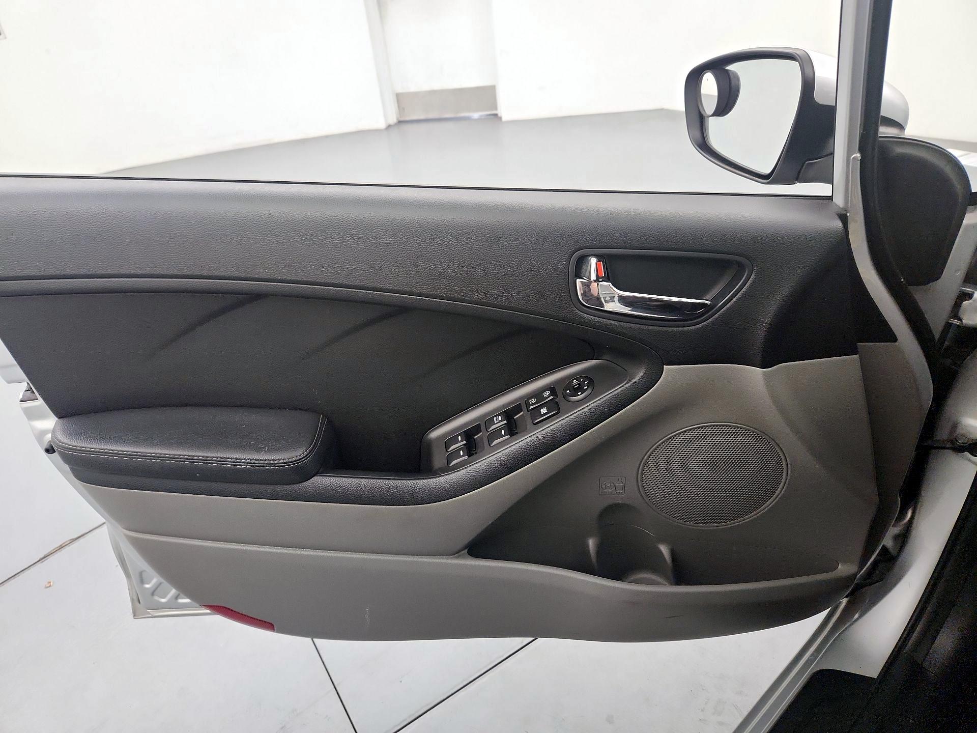 Thumbnail: 2016 Kia Forte - 12